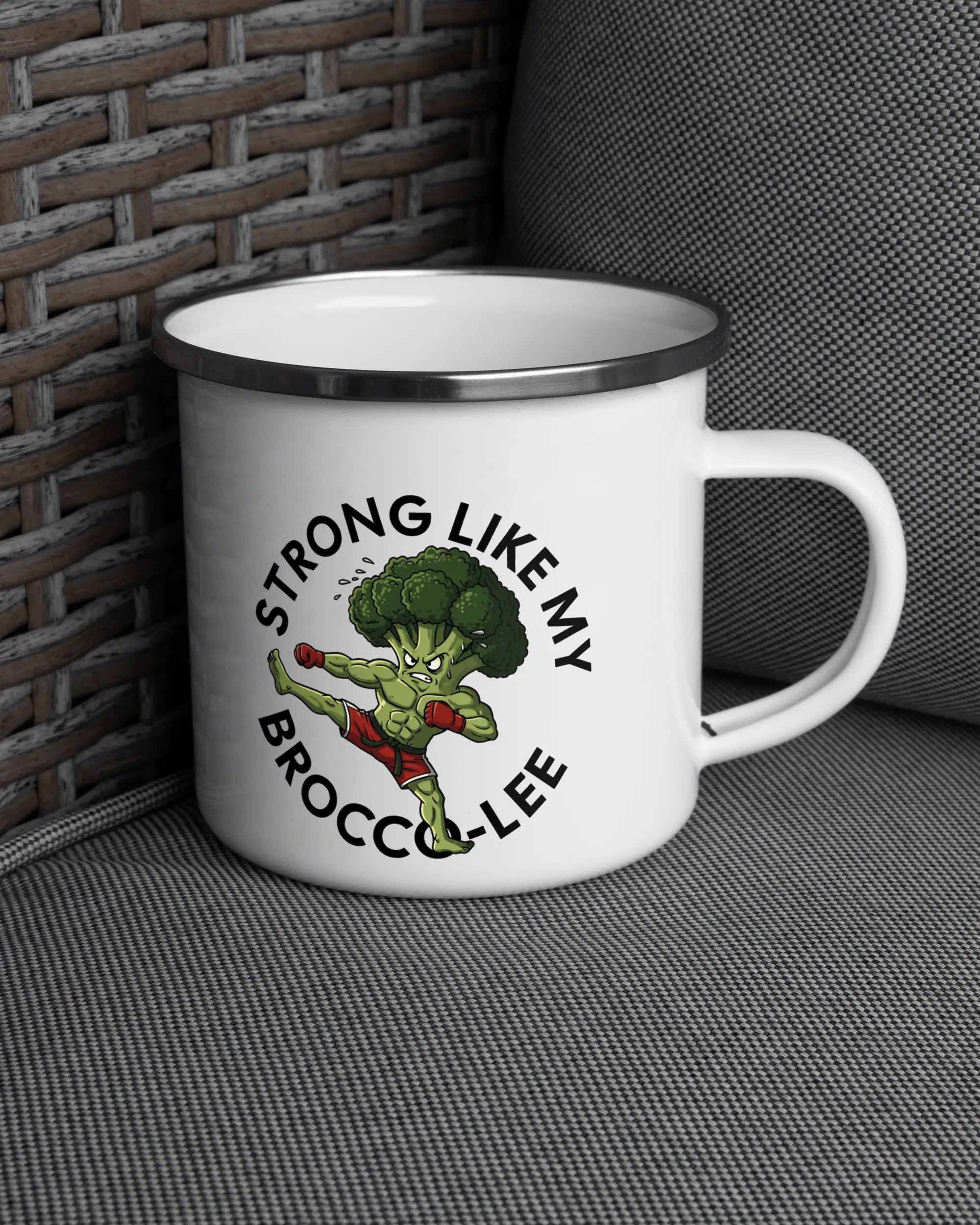 Ansicht der rechten Seite der beidseitig bedruckten Emailletasse von Maondo auf einem Balkonmöbel bzw. Campingstuhl mit dem Design White-Silver in der Farbe 