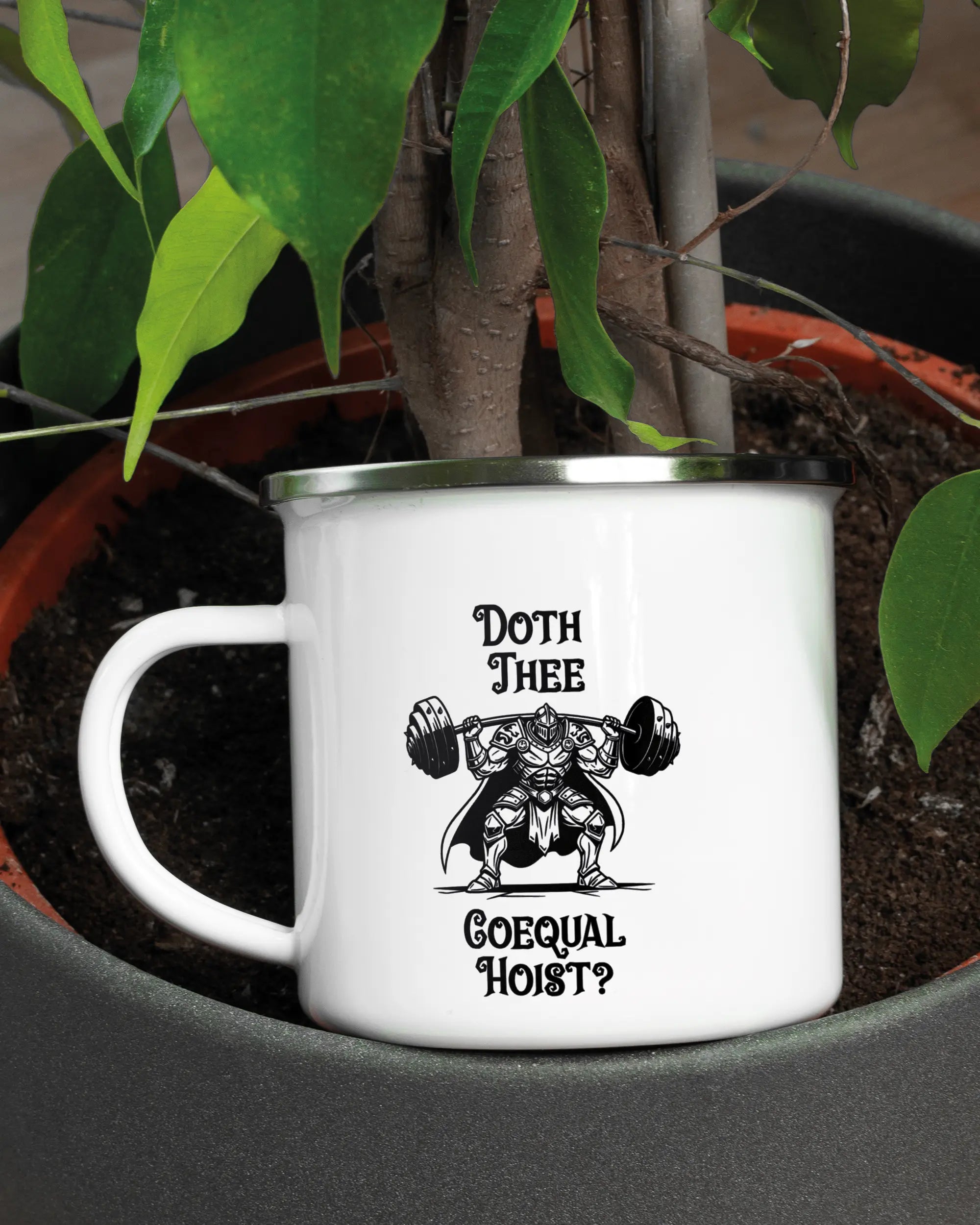 Aufnahme der linken Seite der beidseitig bedruckten Emailletasse von Maondo mit dem Design Hoist Mode in der Farbe White-Silver in einem Blumentopf