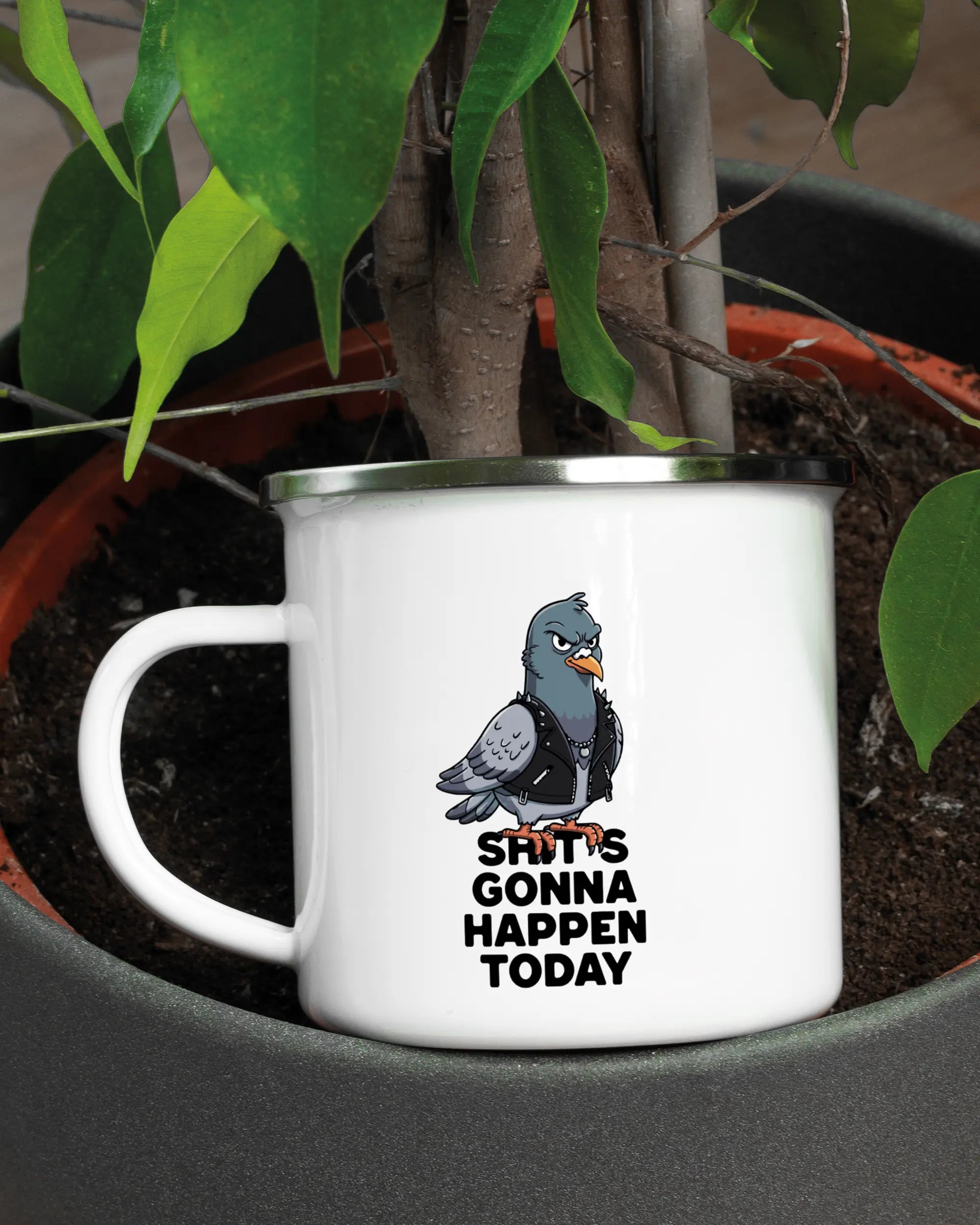 Aufnahme der linken Seite der beidseitig bedruckten Emailletasse von Maondo mit dem Design Pigeon Pun in der Farbe White-Silver in einem Blumentopf