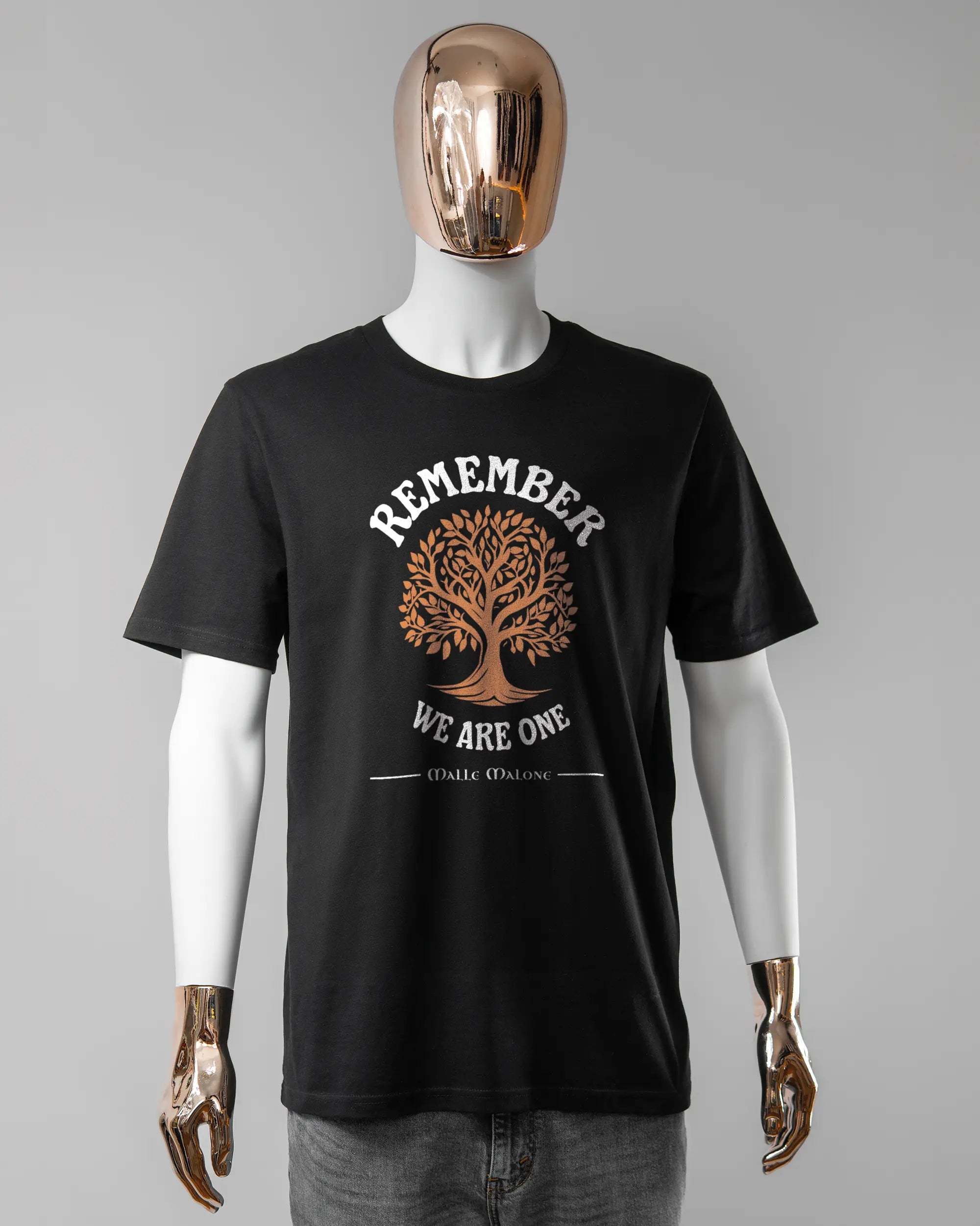 Vorderseite des Organic Unisex T-Shirt Casual von Maondo mit dem Design We are one in der Farbe Black und in der Größe L getragen von einer maskulinen Puppe