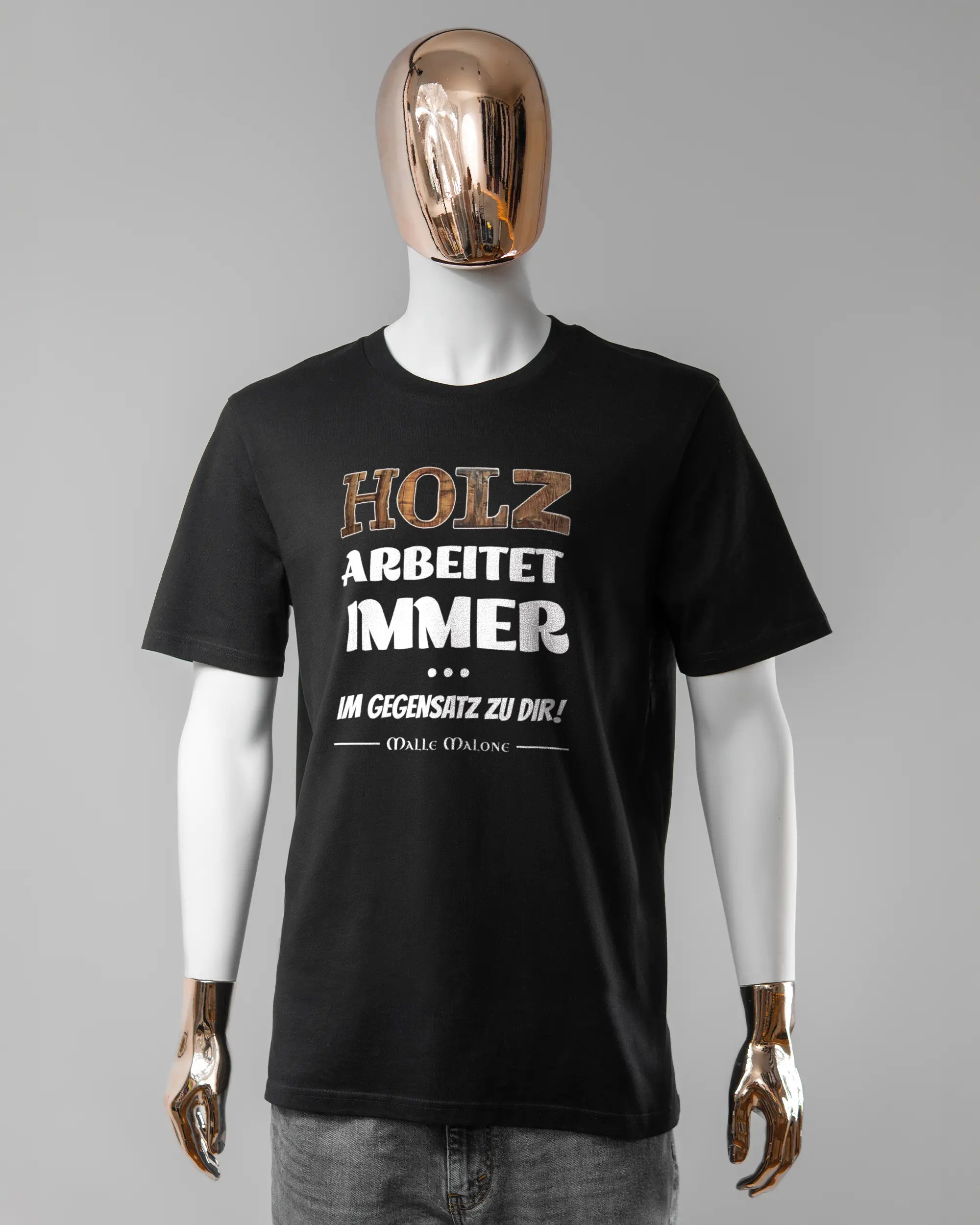 Vorderseite des Organic Unisex T-Shirt Casual von Maondo mit dem Design Holzarbeit in der Farbe Black und in der Größe L getragen von einer maskulinen Puppe