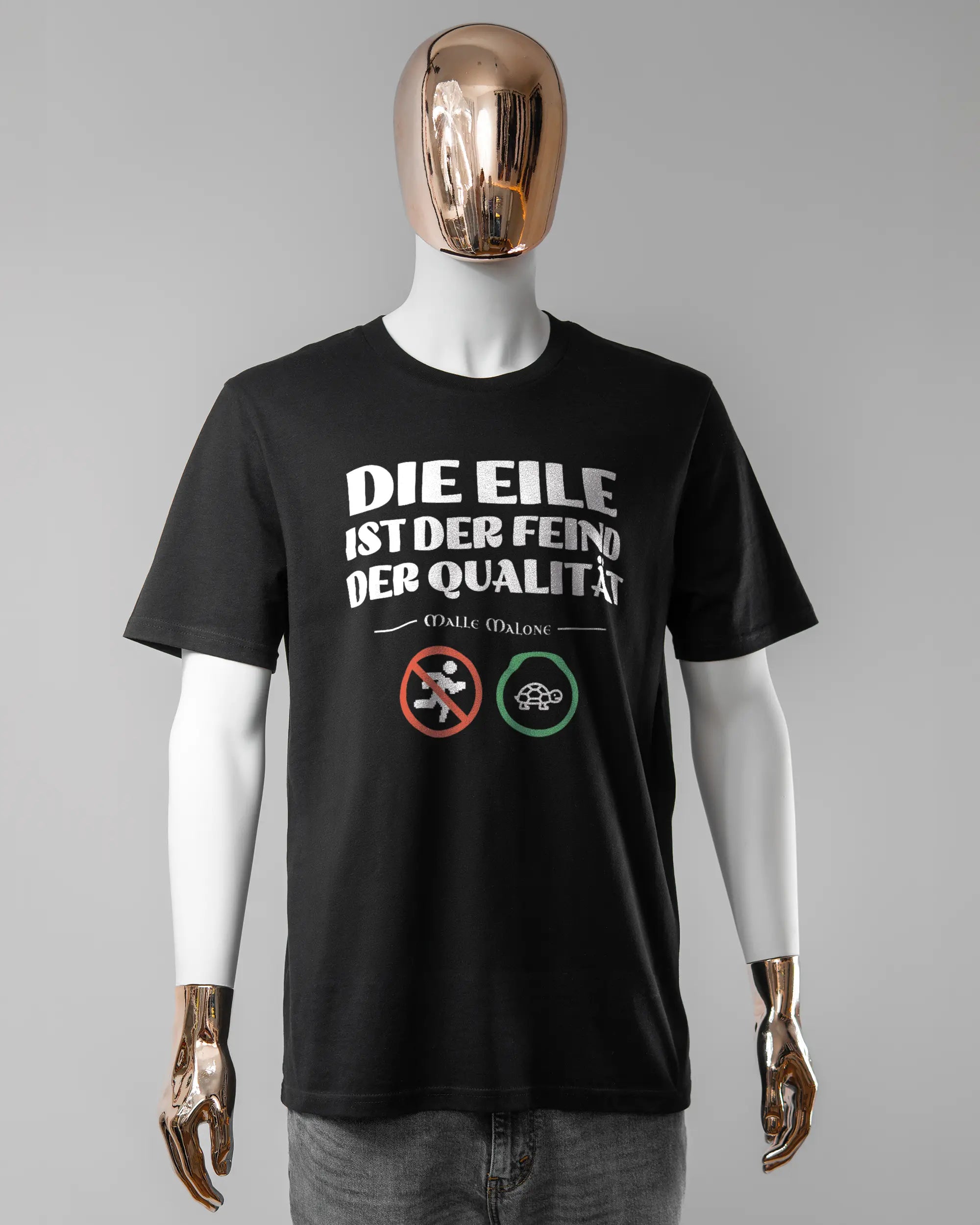 Vorderseite des Organic Unisex T-Shirt Casual von Maondo mit dem Design Keine Eile in der Farbe Black und in der Größe L getragen von einer maskulinen Puppe