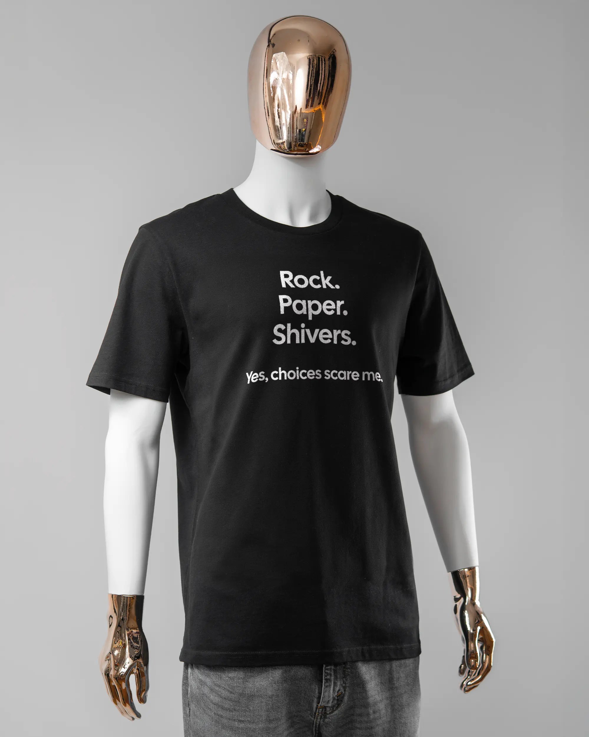 Vorderseite des Organic Unisex T-Shirt Casual von Maondo mit dem Design Rock Paper Shivers in der Farbe Black und in der Größe L getragen von einer maskulinen Puppe