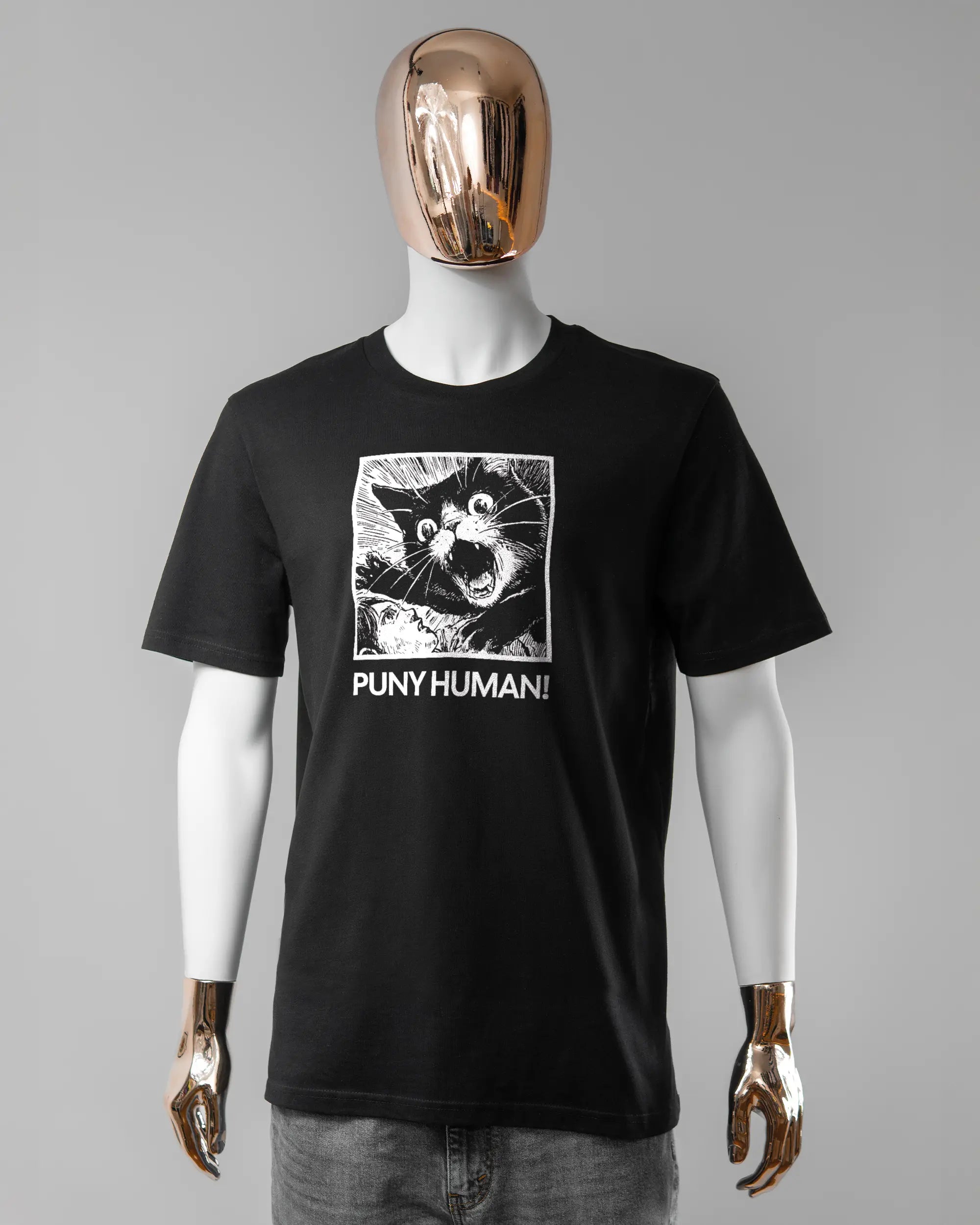 Vorderseite des Organic Unisex T-Shirt Casual von Maondo mit dem Design Puny Human in der Farbe Black und in der Größe L getragen von einer maskulinen Puppe