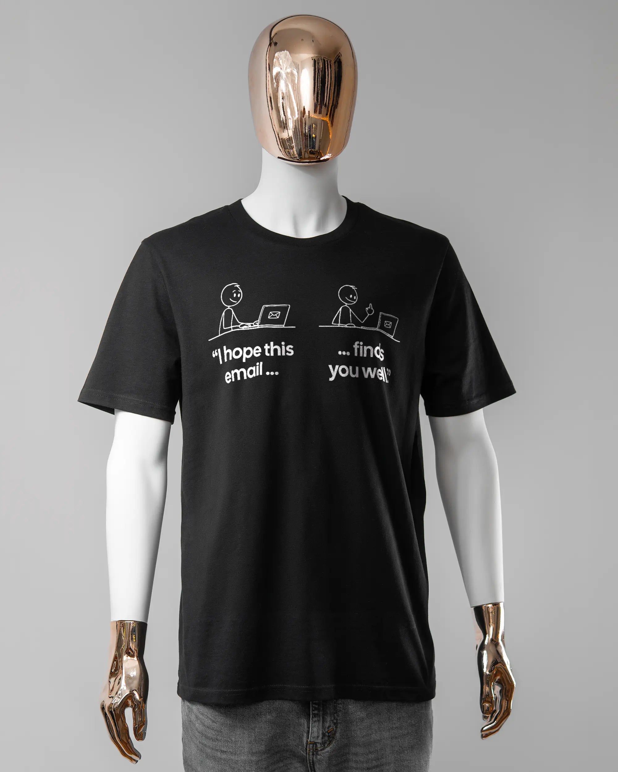 Vorderseite des Organic Unisex T-Shirt Casual von Maondo mit dem Design Found me not well in der Farbe Black und in der Größe L getragen von einer maskulinen Puppe