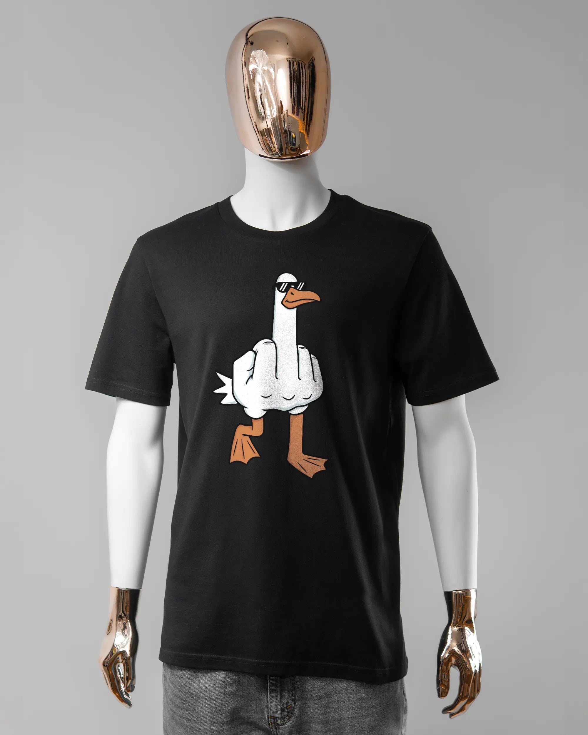 Vorderseite des Organic Unisex T-Shirt Casual von Maondo mit dem Design I give a duck in der Farbe Black und in der Größe L getragen von einer maskulinen Puppe