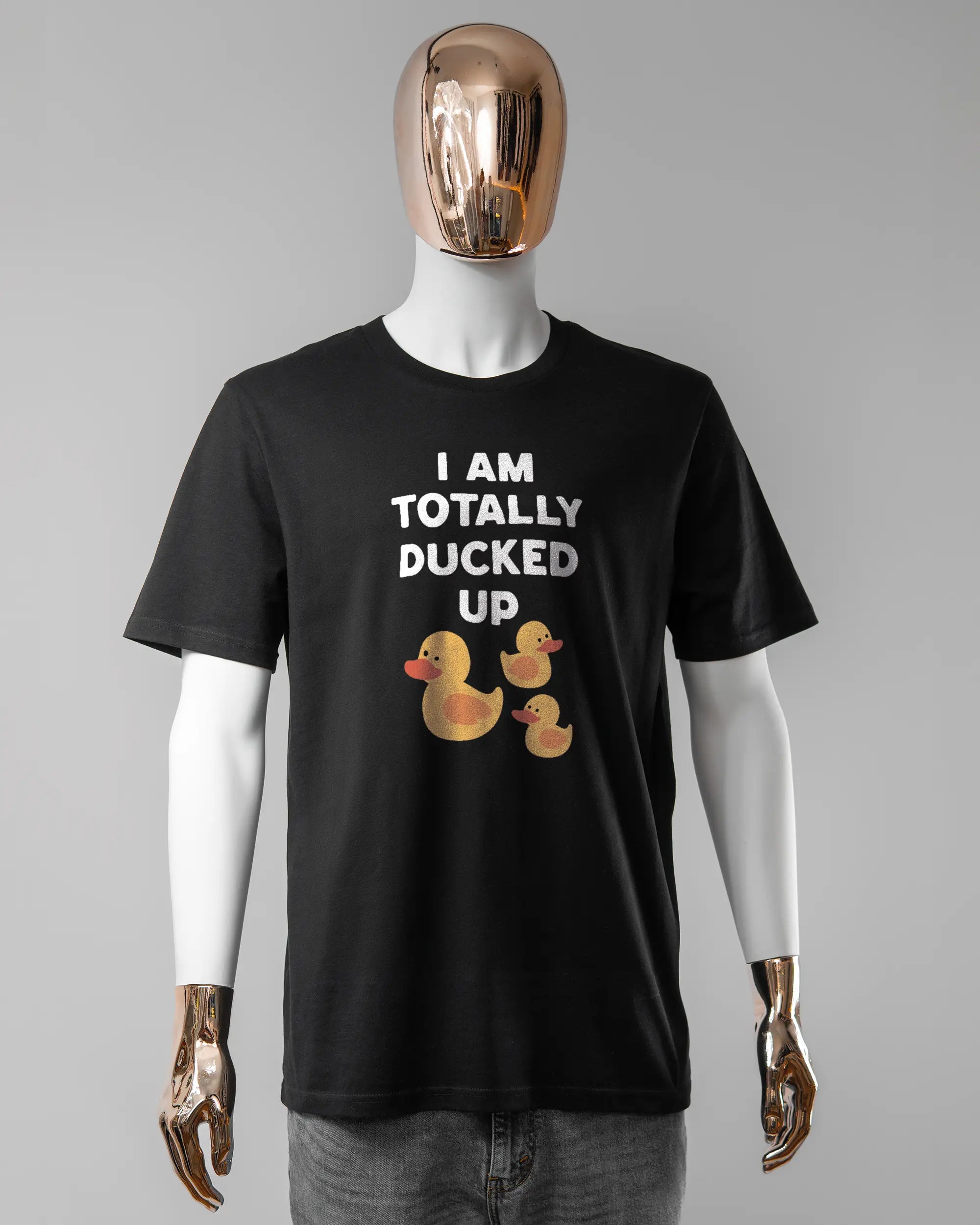 Vorderseite des Organic Unisex T-Shirt Casual von Maondo mit dem Design Ducked Up in der Farbe Black und in der Größe L getragen von einer maskulinen Puppe