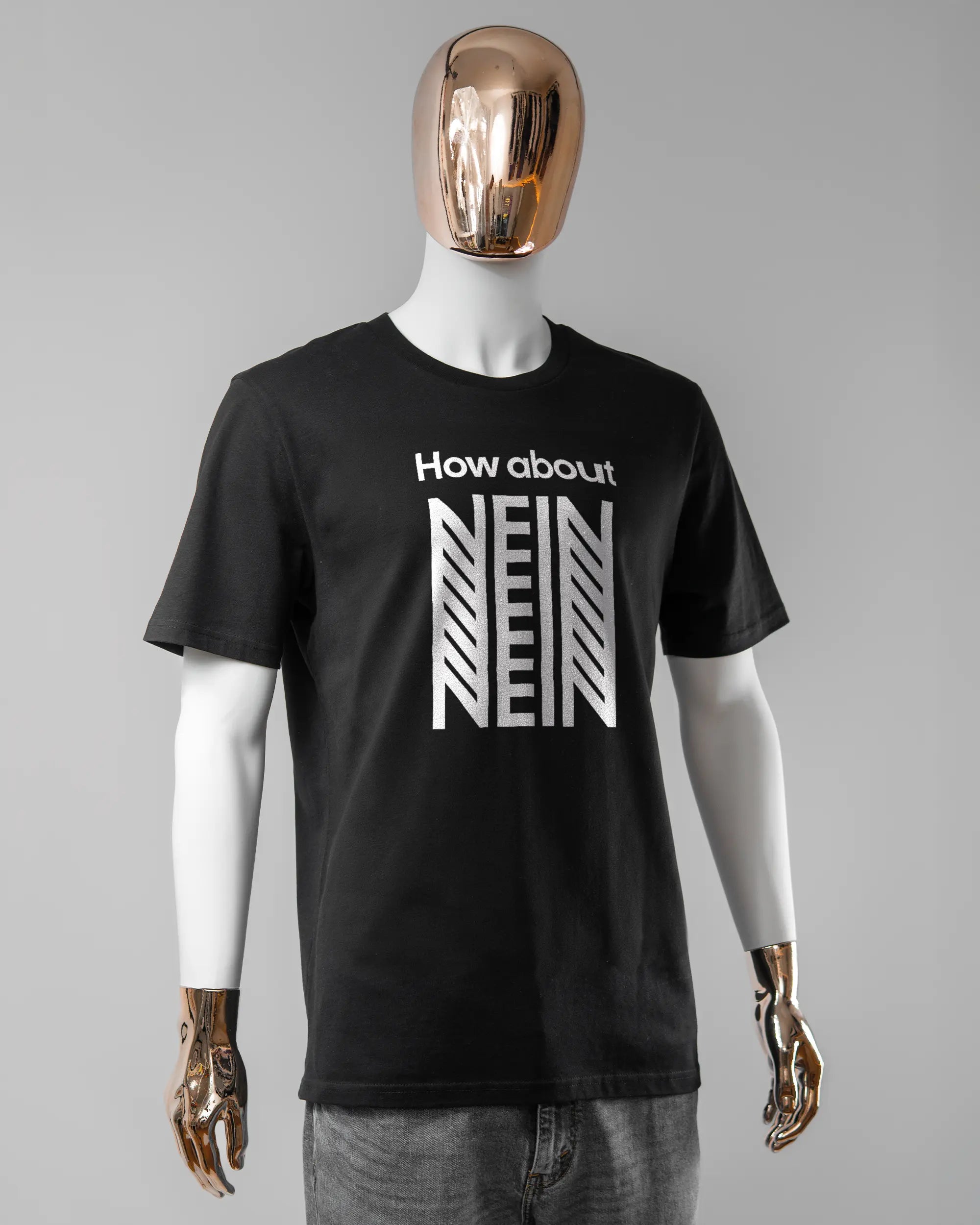 Vorderseite des Organic Unisex T-Shirt Casual von Maondo mit dem Design How about nein in der Farbe Black und in der Größe L getragen von einer maskulinen Puppe