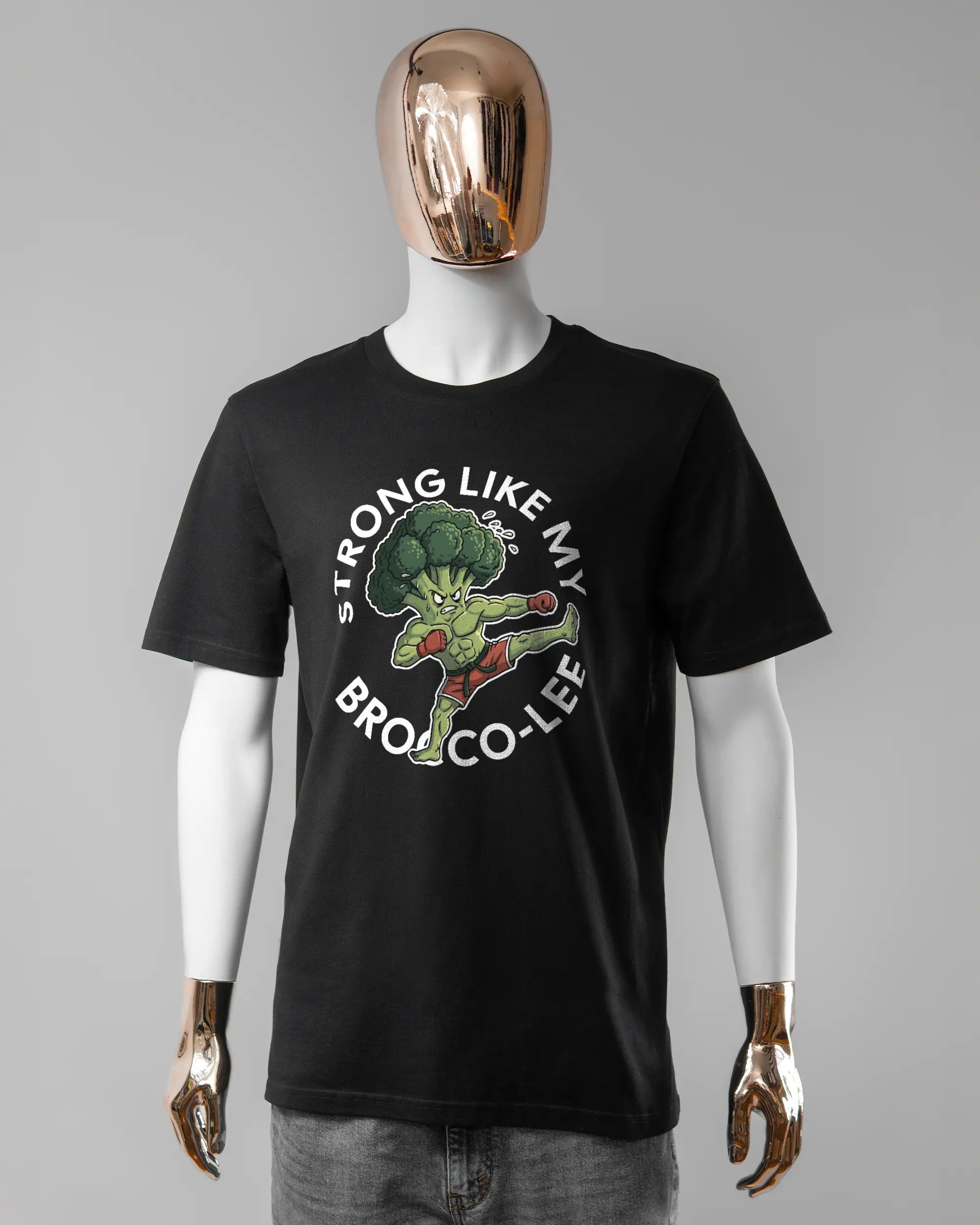 Vorderseite des Organic Unisex T-Shirt Casual von Maondo mit dem Design Brocco-Lee in der Farbe Black und in der Größe L getragen von einer maskulinen Puppe