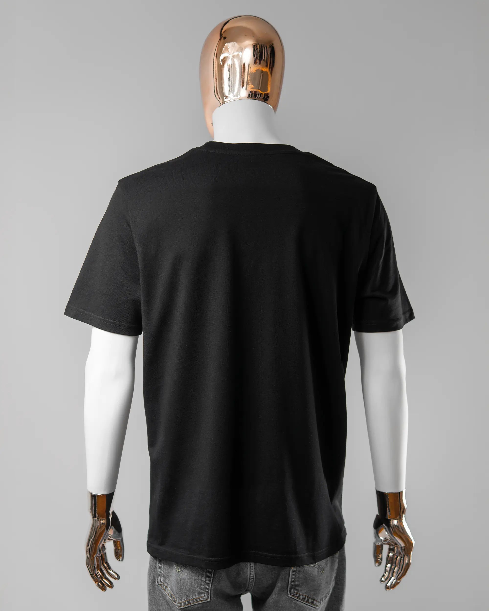 Rückseite des Organic Unisex T-Shirt Casual von Maondo ohne Motiv in der Farbe Black und in der Größe L getragen von einer maskulinen Puppe