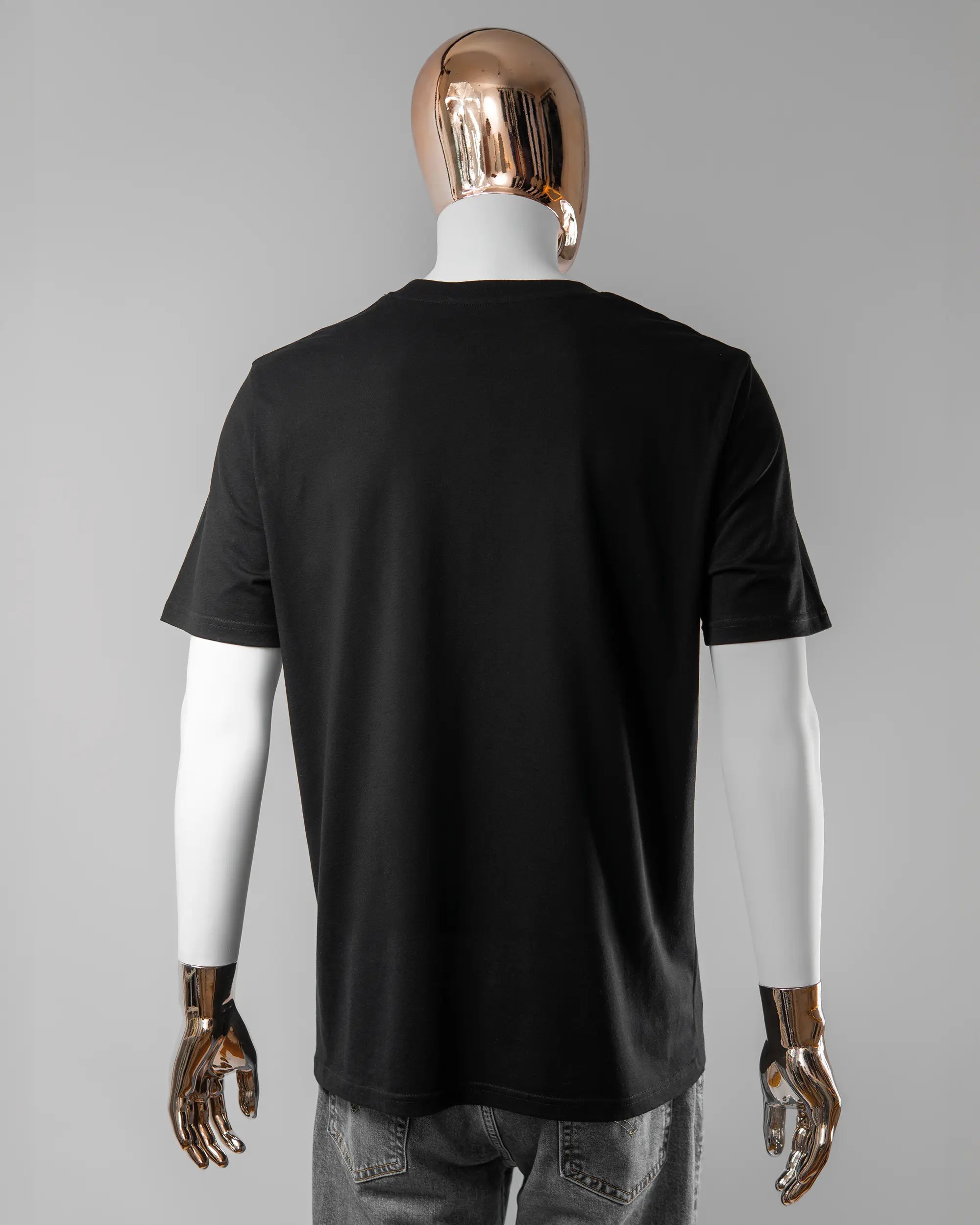 Rückseite des Organic Unisex T-Shirt Casual von Maondo ohne Motiv in der Farbe Black und in der Größe L getragen von einer maskulinen Puppe