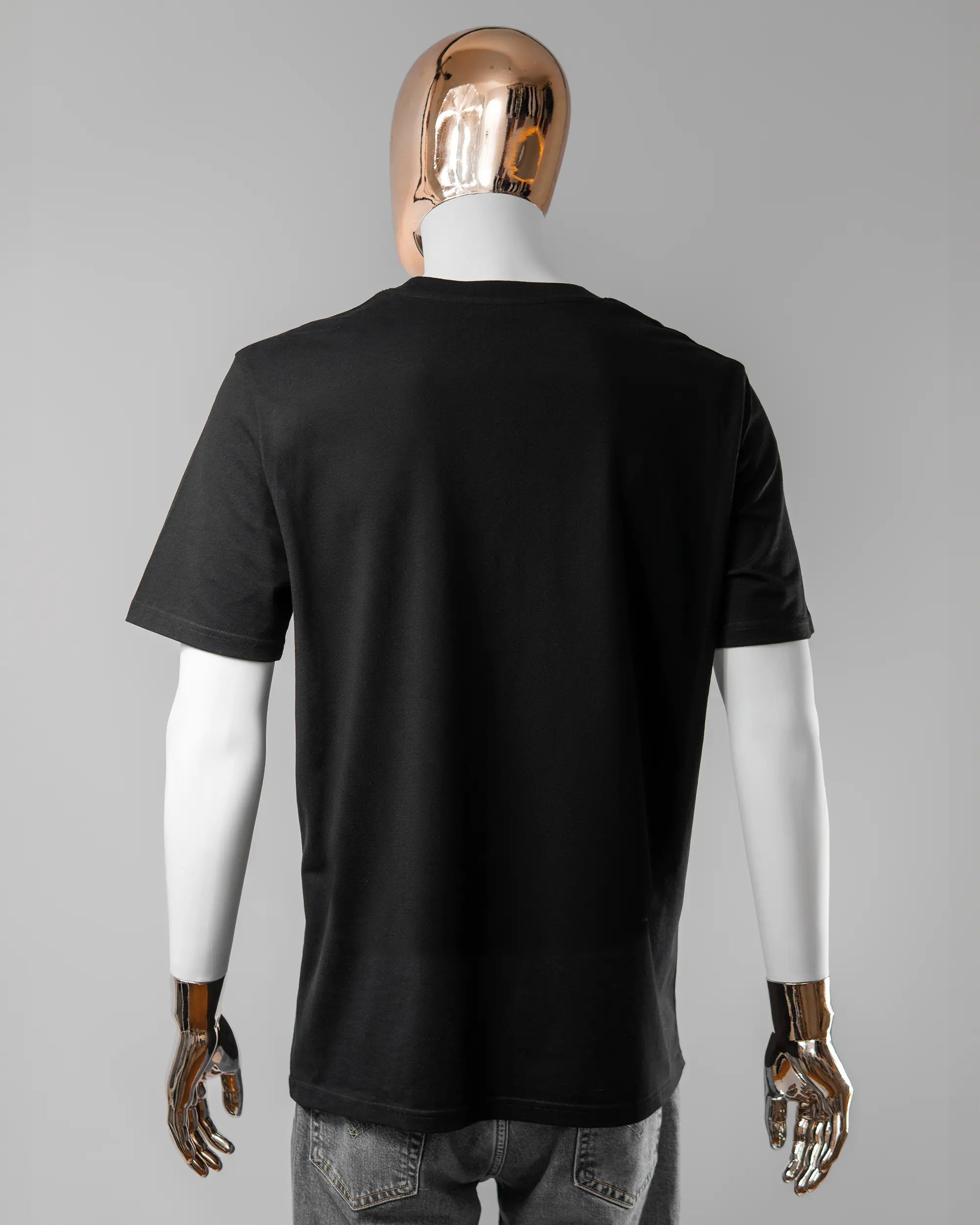 Rückseite des Organic Unisex T-Shirt Casual von Maondo ohne Motiv in der Farbe Black und in der Größe L getragen von einer maskulinen Puppe