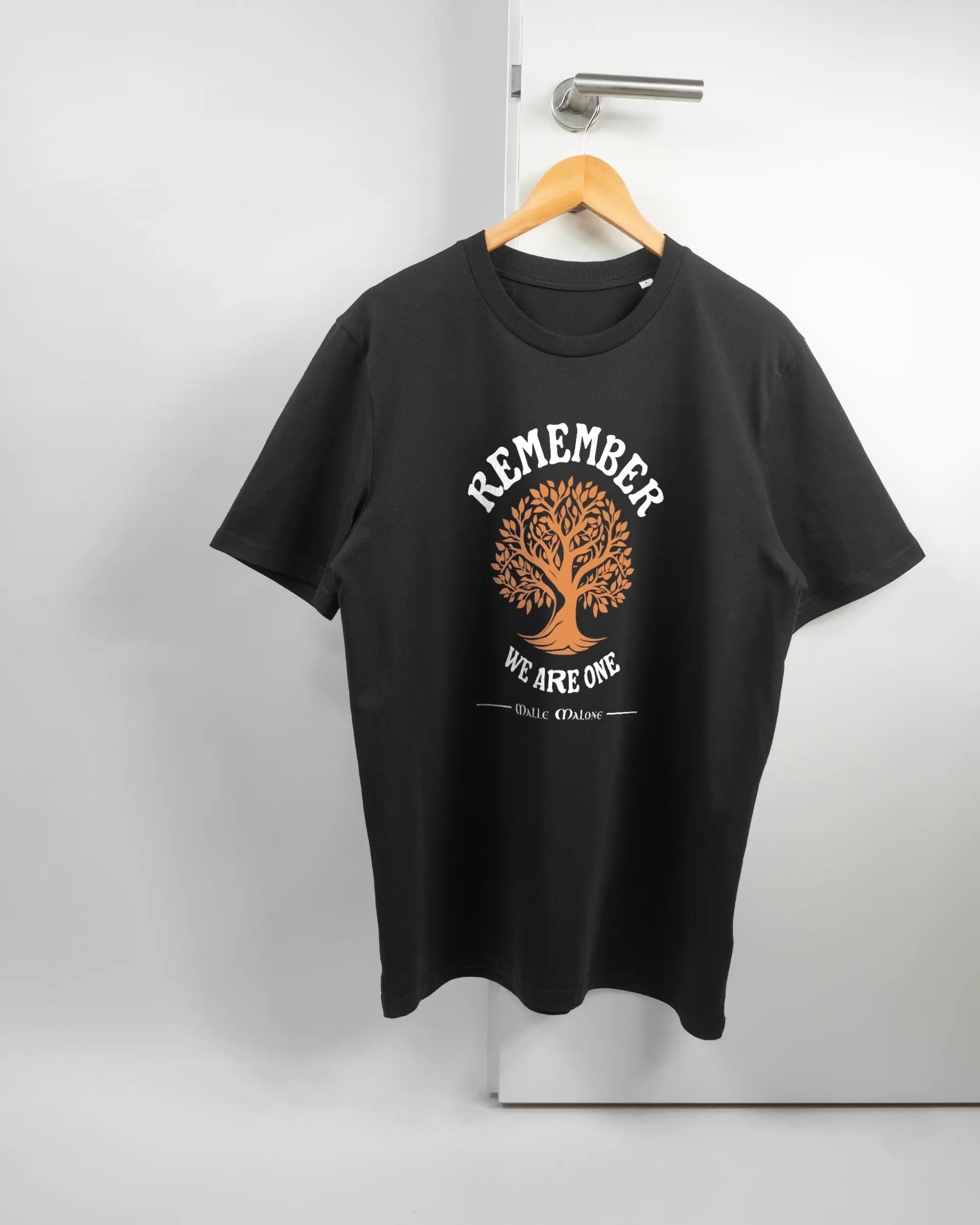 Vorderseite des Organic Unisex T-Shirt Casual von Maondo mit dem Design We are one in der Farbe Black und in der Größe L auf einem Bügel an der Türklinke aufgehängt