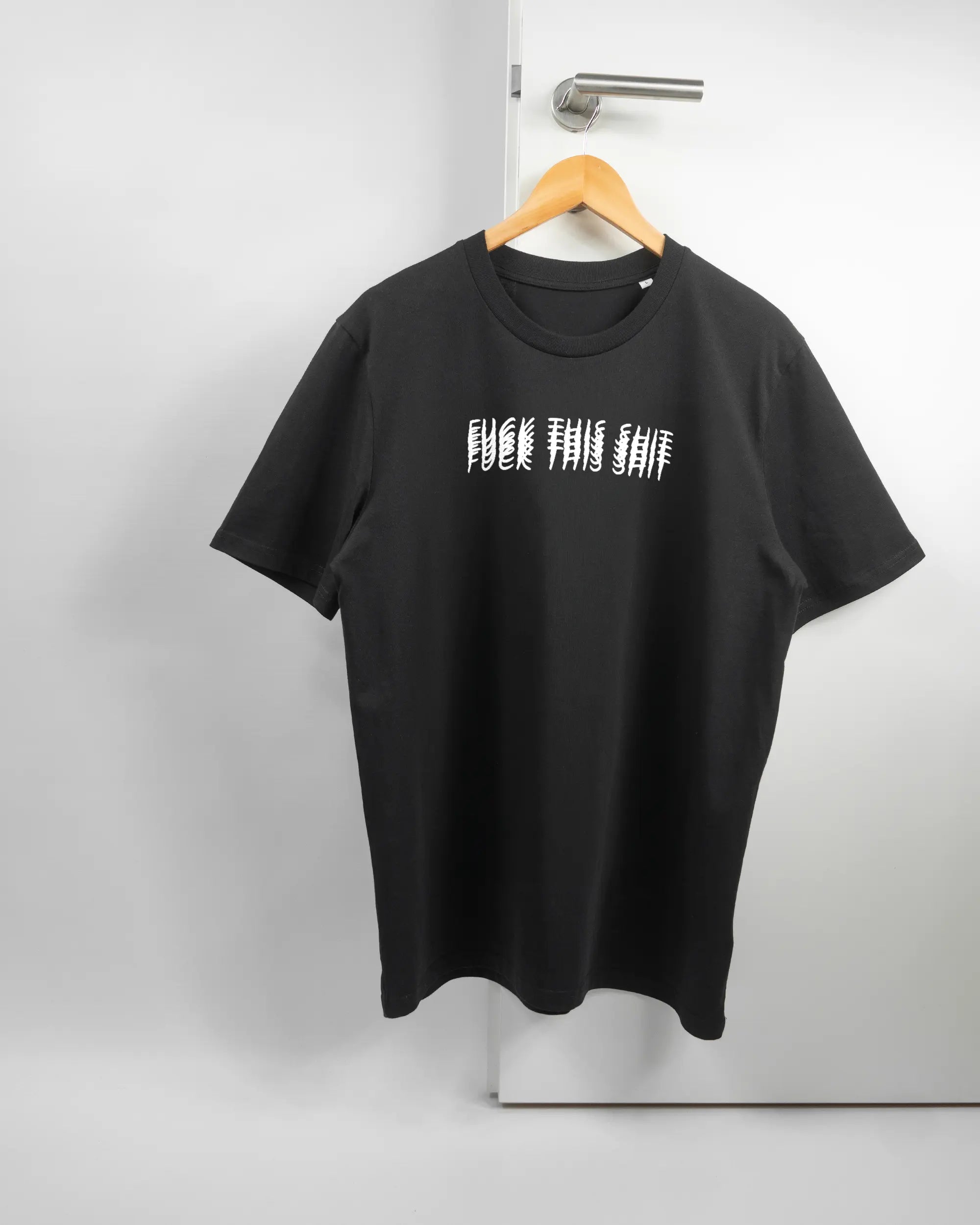 Vorderseite des Organic Unisex T-Shirt Casual von Maondo mit dem Design Hidden Message in der Farbe Black und in der Größe L auf einem Bügel an der Türklinke aufgehängt