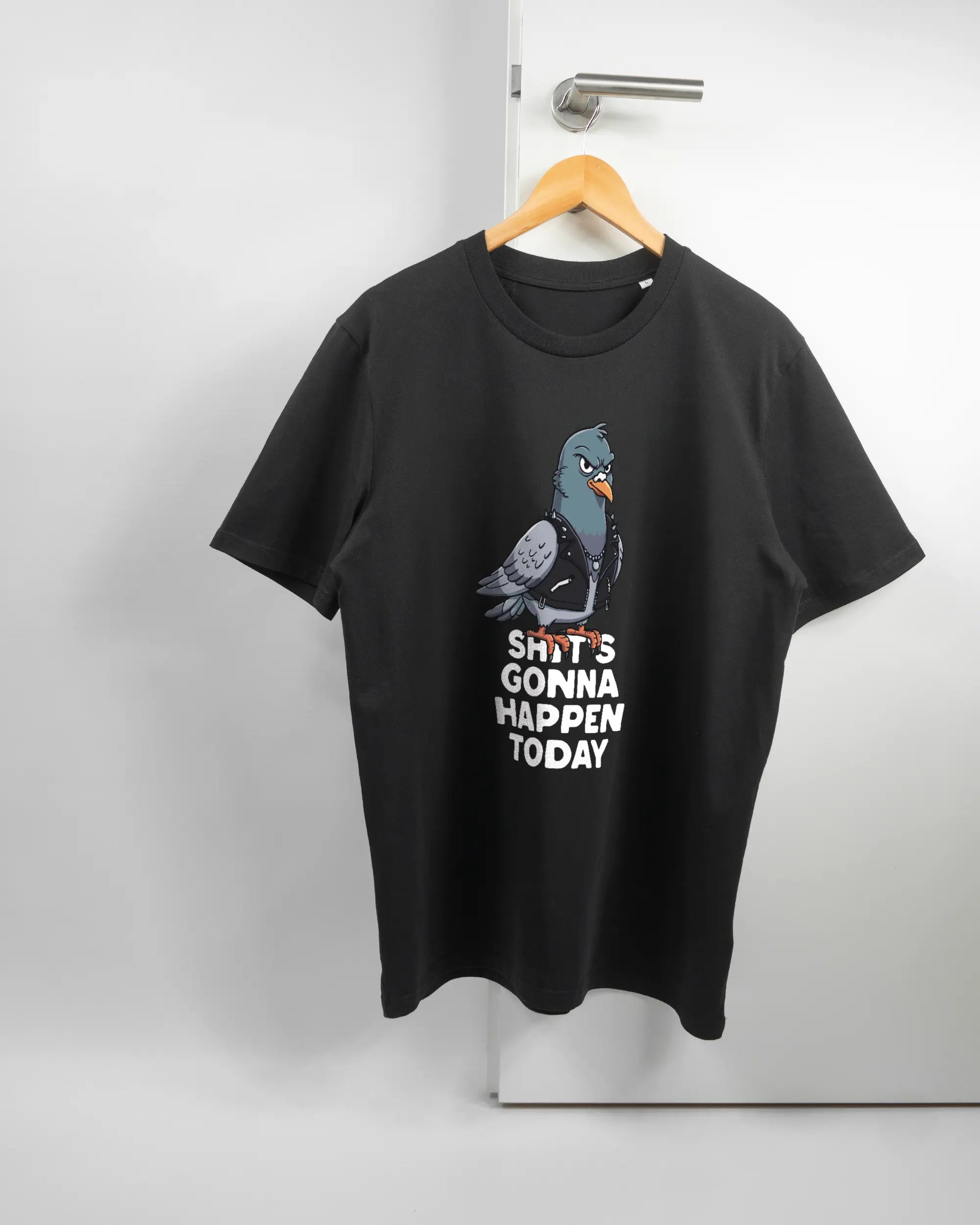 Vorderseite des Organic Unisex T-Shirt Casual von Maondo mit dem Design Pigeon Pun in der Farbe Black und in der Größe L auf einem Bügel an der Türklinke aufgehängt