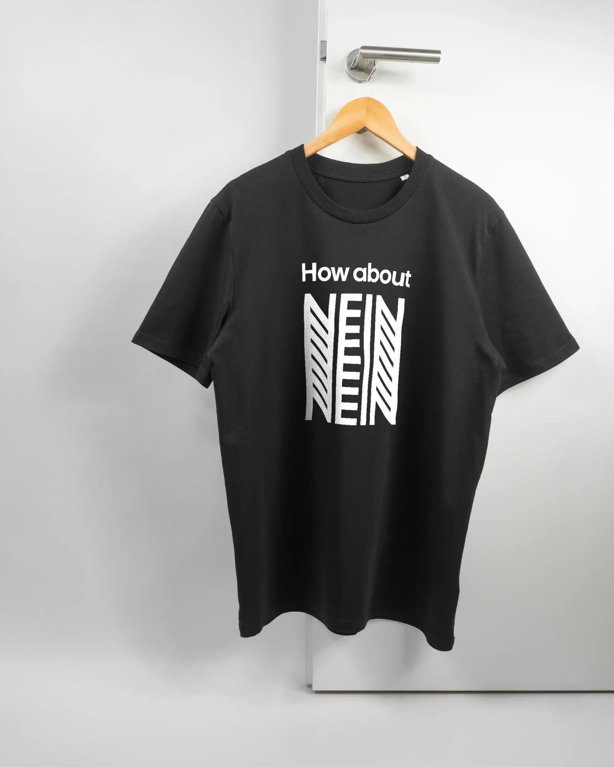Vorderseite des Organic Unisex T-Shirt Casual von Maondo mit dem Design How about nein in der Farbe Black und in der Größe L auf einem Bügel an der Türklinke aufgehängt