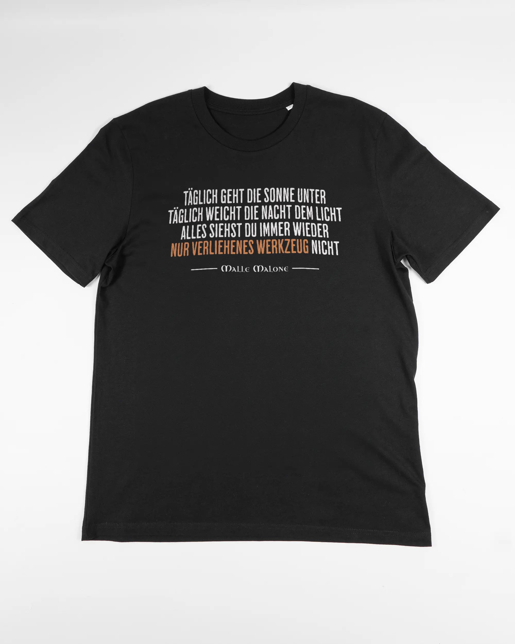 Vorderseite des Organic Unisex T-Shirt Casual von Maondo mit dem Design Wegzeug in der Farbe Black und in der Größe L flach auf den Boden gelegt
