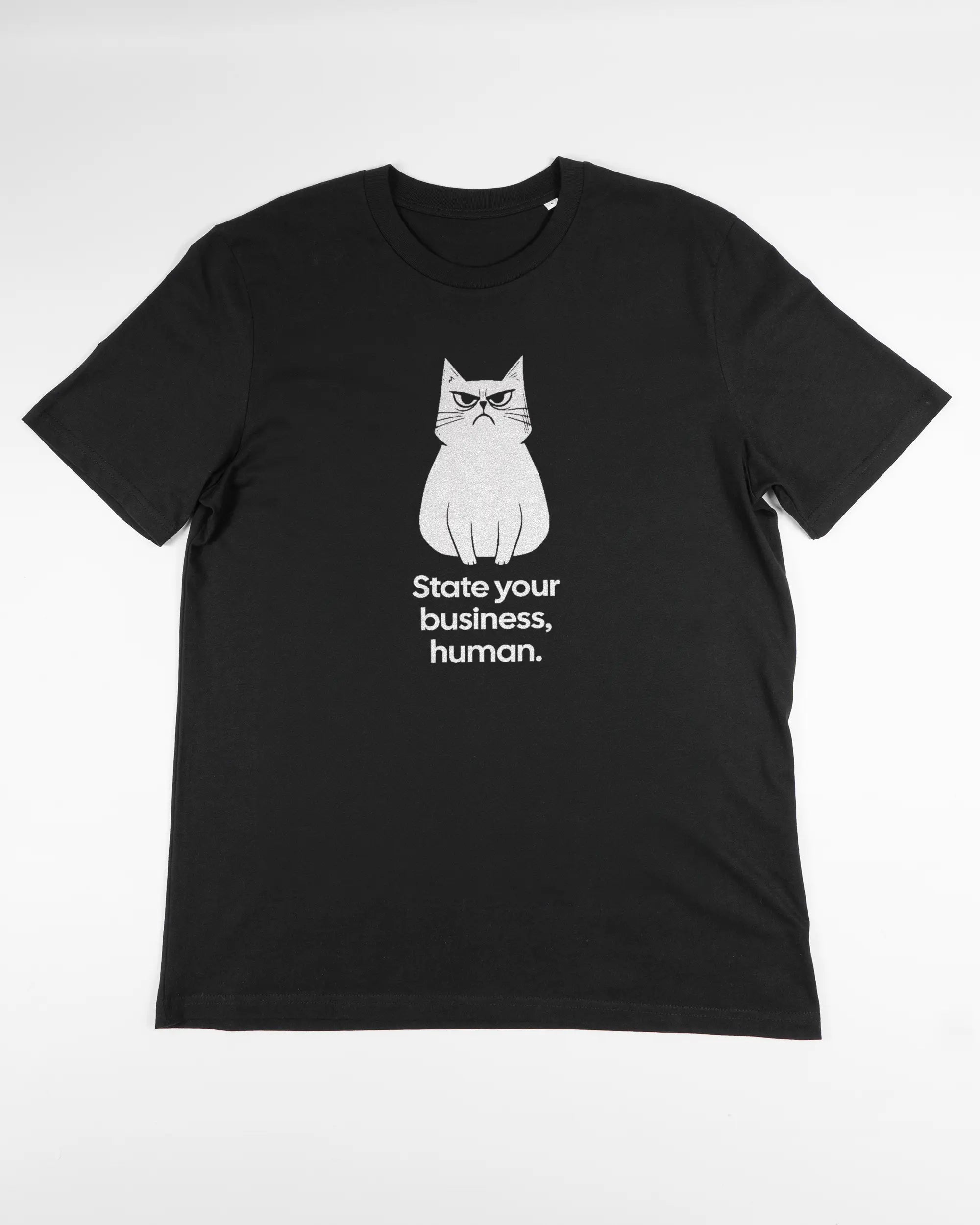 Vorderseite des Organic Unisex T-Shirt Casual von Maondo mit dem Design Grumpy Purr in der Farbe Black und in der Größe L flach auf den Boden gelegt