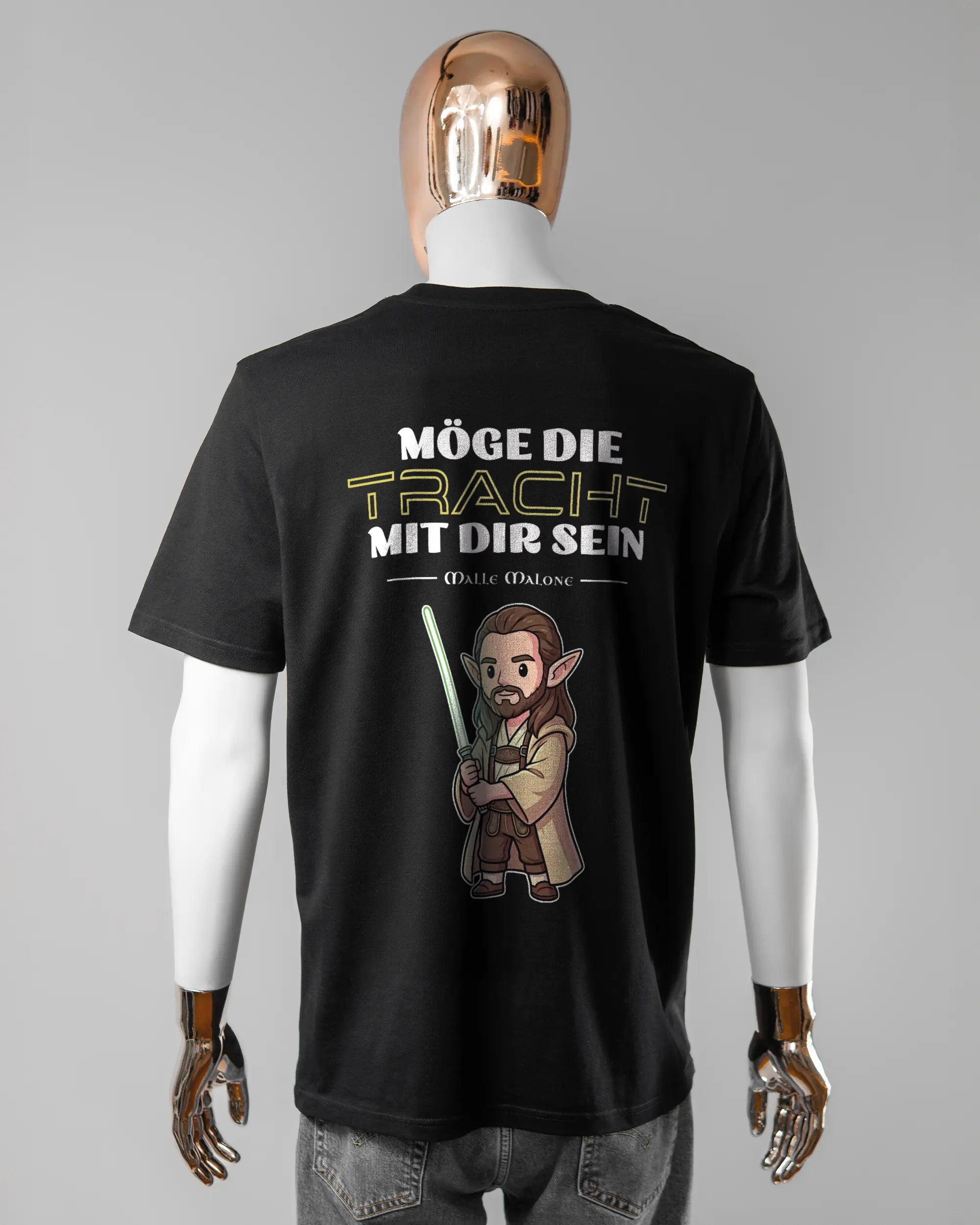 Rückseite des Organic Unisex T-Shirt Casual von Maondo mit dem Design Tracht mit dir in der Farbe Black und in der Größe L getragen von einer maskulinen Puppe