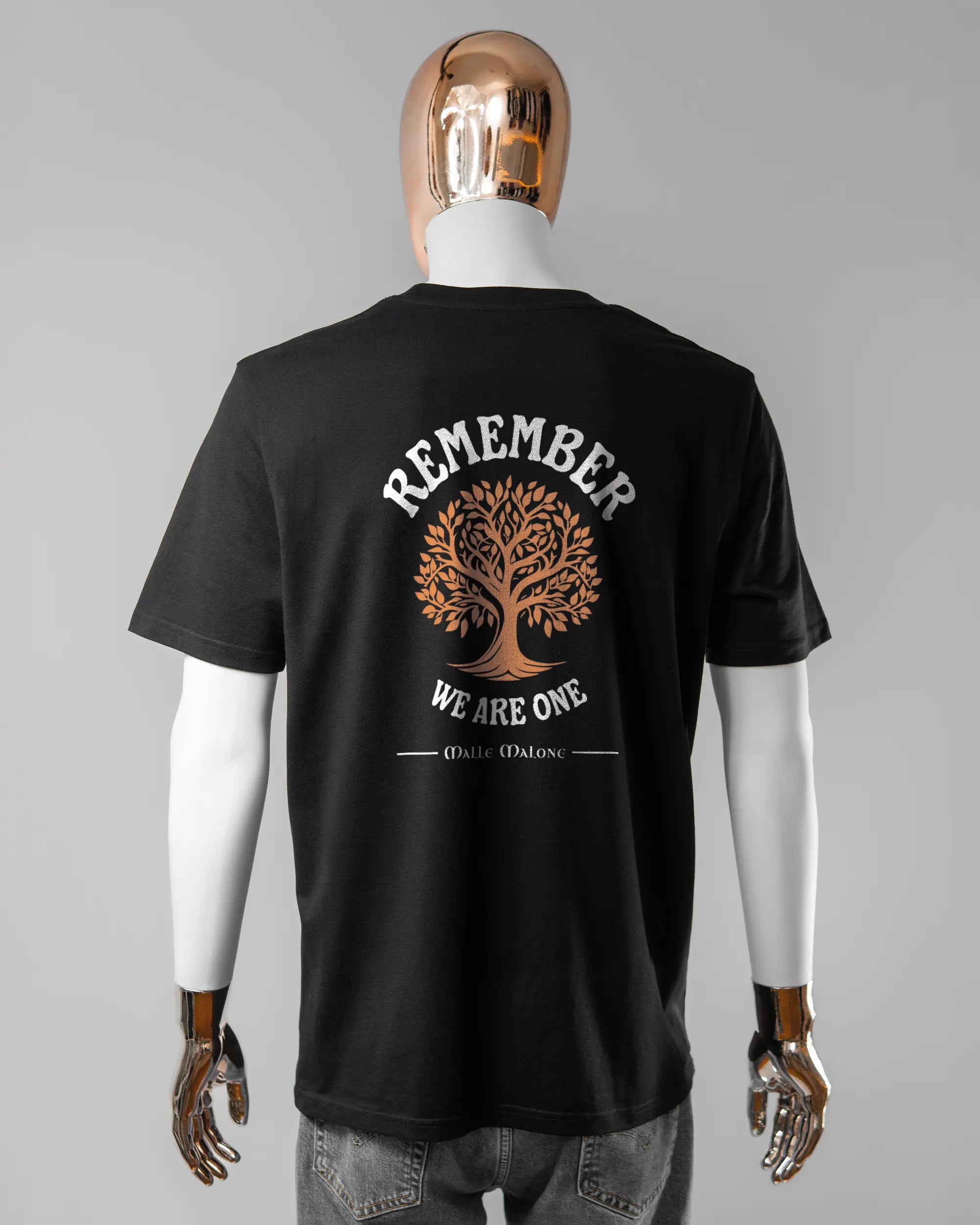 Rückseite des Organic Unisex T-Shirt Casual von Maondo mit dem Design We are one in der Farbe Black und in der Größe L getragen von einer maskulinen Puppe