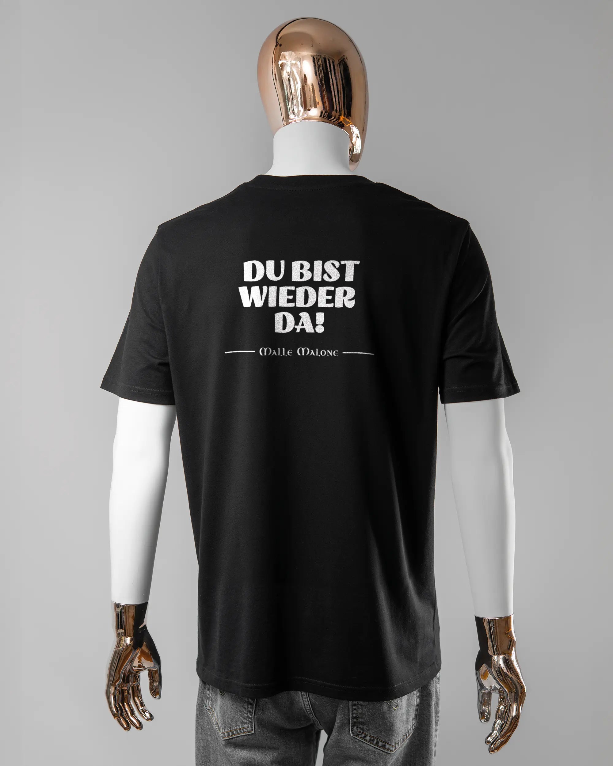 Rückseite des Organic Unisex T-Shirt Casual von Maondo mit dem Design Wieder da in der Farbe Black und in der Größe L getragen von einer maskulinen Puppe