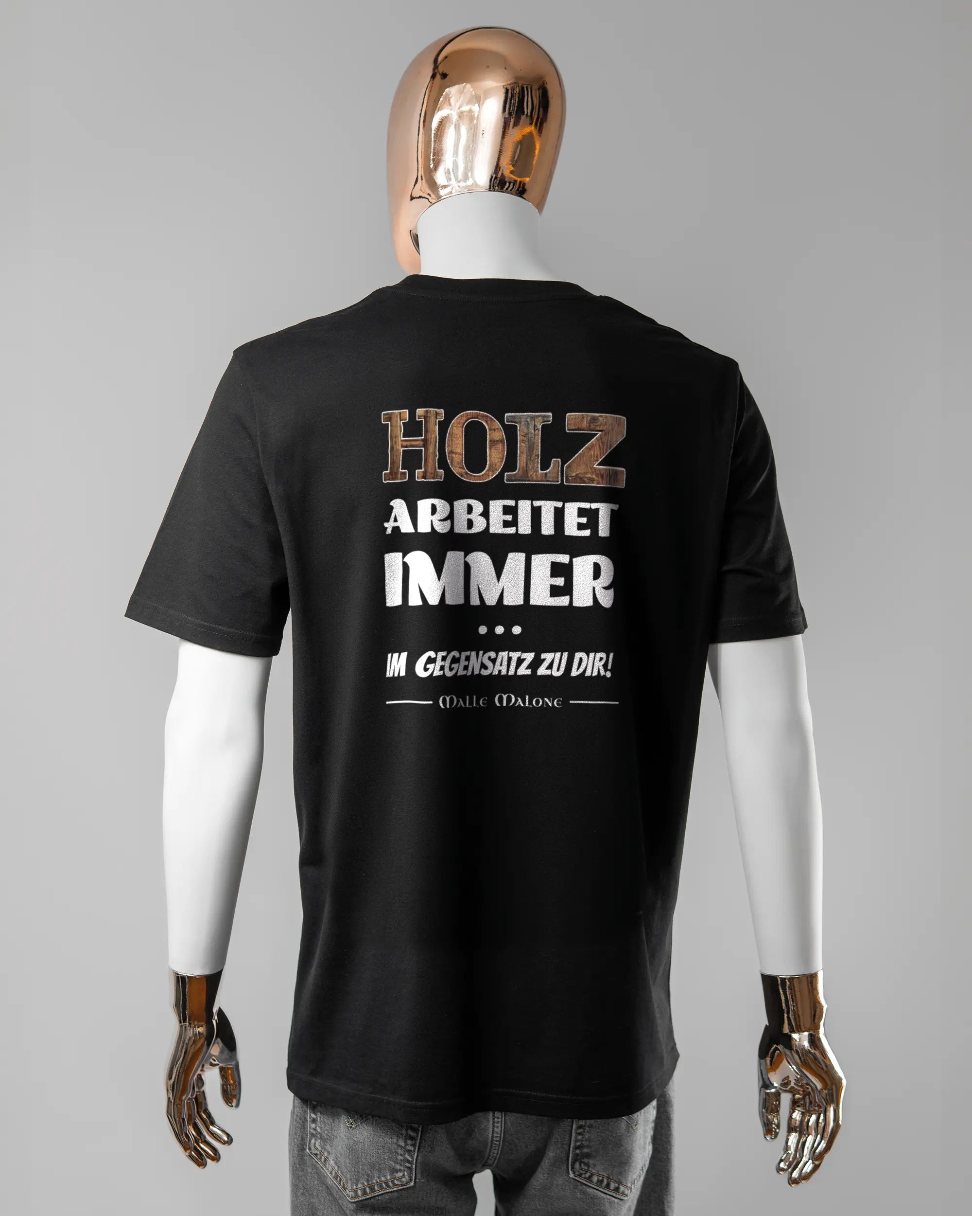 Rückseite des Organic Unisex T-Shirt Casual von Maondo mit dem Design Holzarbeit in der Farbe Black und in der Größe L getragen von einer maskulinen Puppe