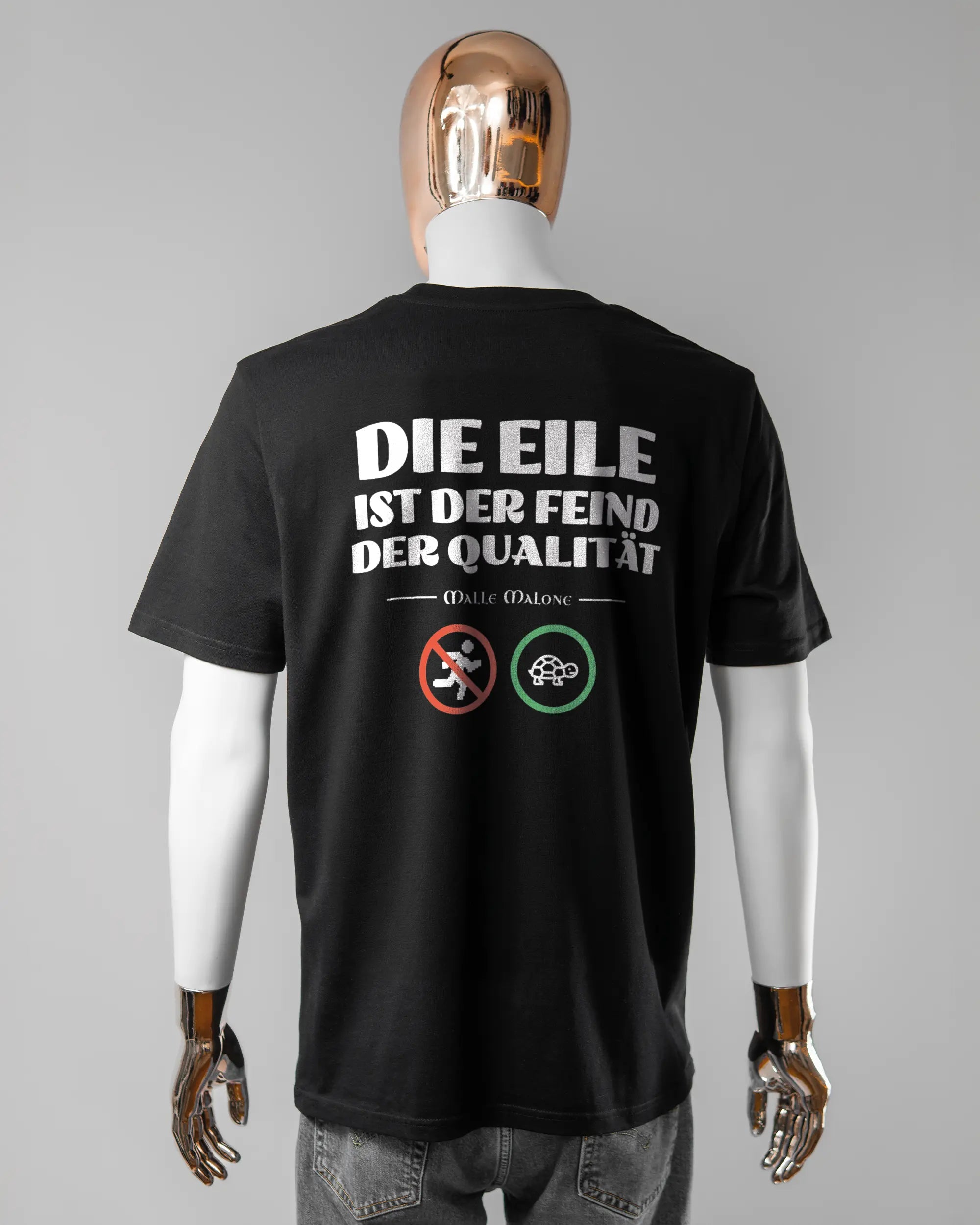 Rückseite des Organic Unisex T-Shirt Casual von Maondo mit dem Design Keine Eile in der Farbe Black und in der Größe L getragen von einer maskulinen Puppe