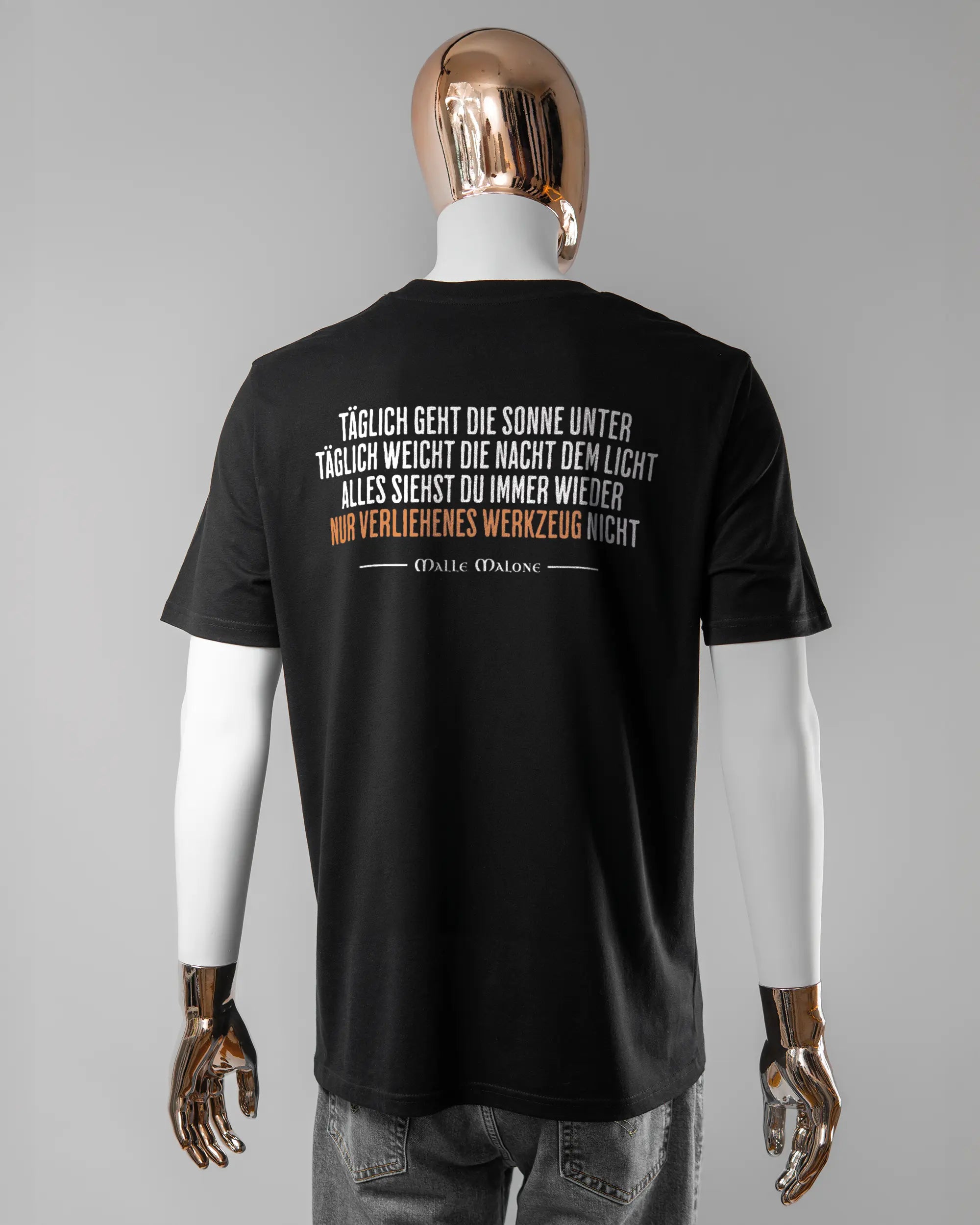 Rückseite des Organic Unisex T-Shirt Casual von Maondo mit dem Design Wegzeug in der Farbe Black und in der Größe L getragen von einer maskulinen Puppe
