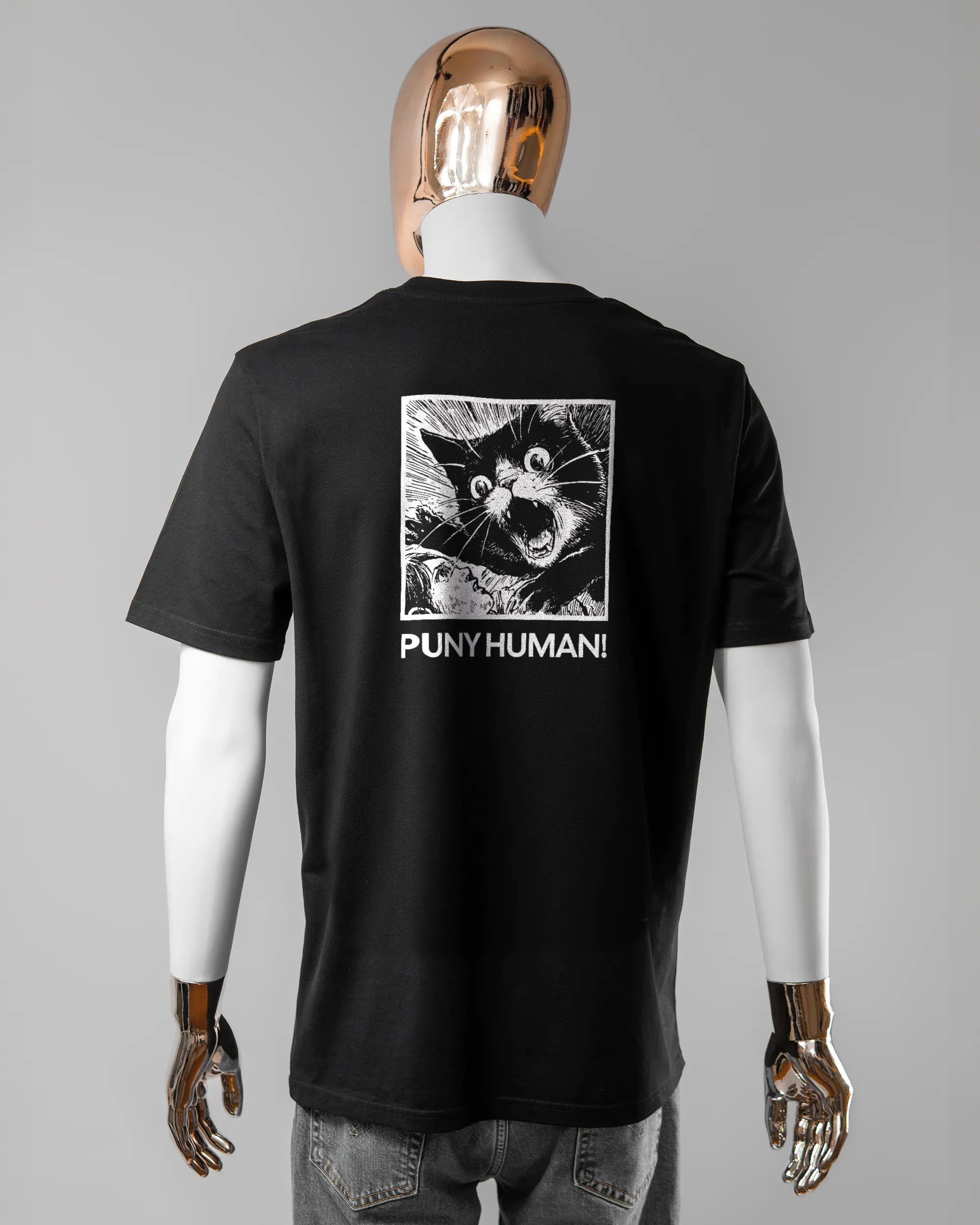 Rückseite des Organic Unisex T-Shirt Casual von Maondo mit dem Design Puny Human in der Farbe Black und in der Größe L getragen von einer maskulinen Puppe