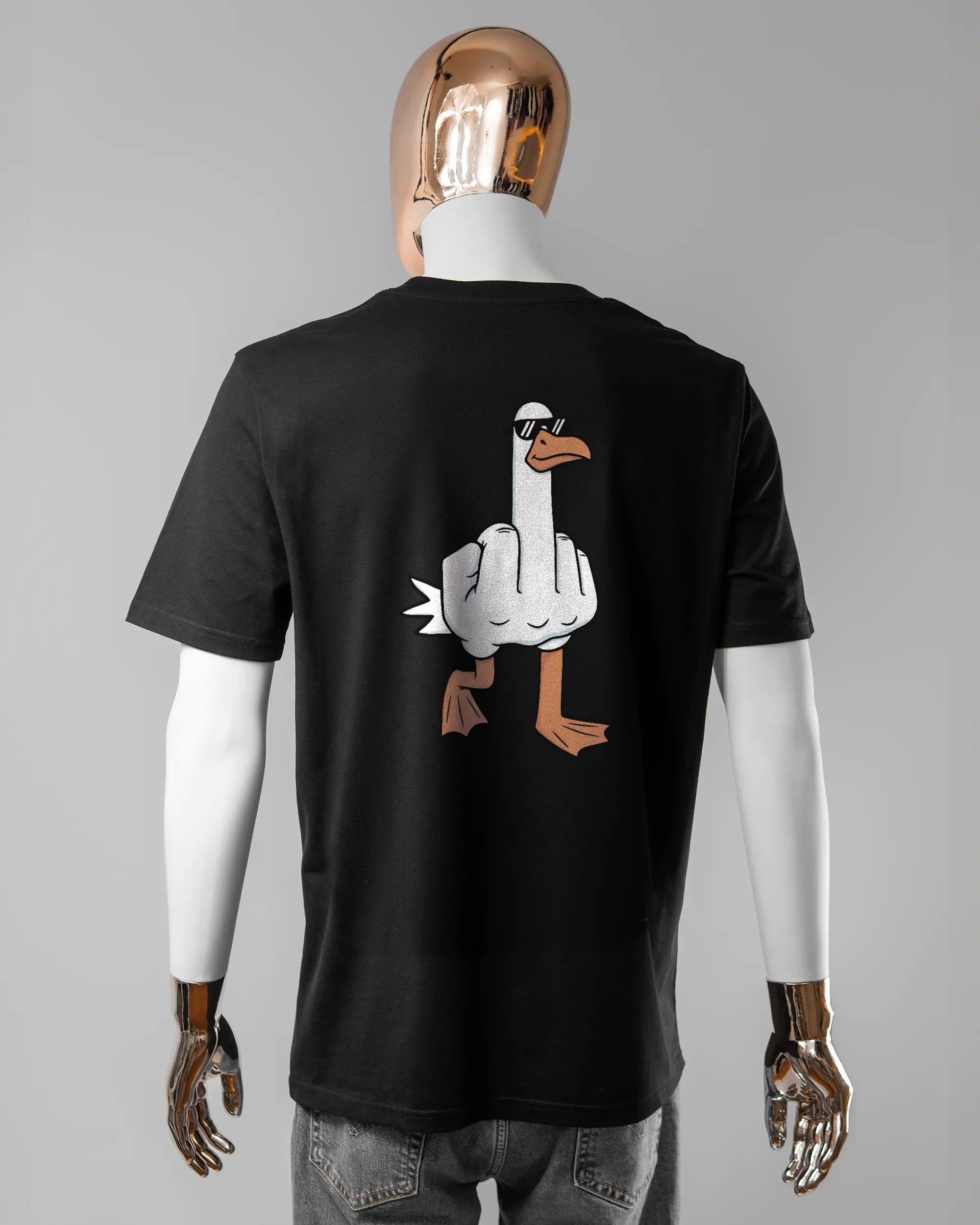 Rückseite des Organic Unisex T-Shirt Casual von Maondo mit dem Design I give a duck in der Farbe Black und in der Größe L getragen von einer maskulinen Puppe