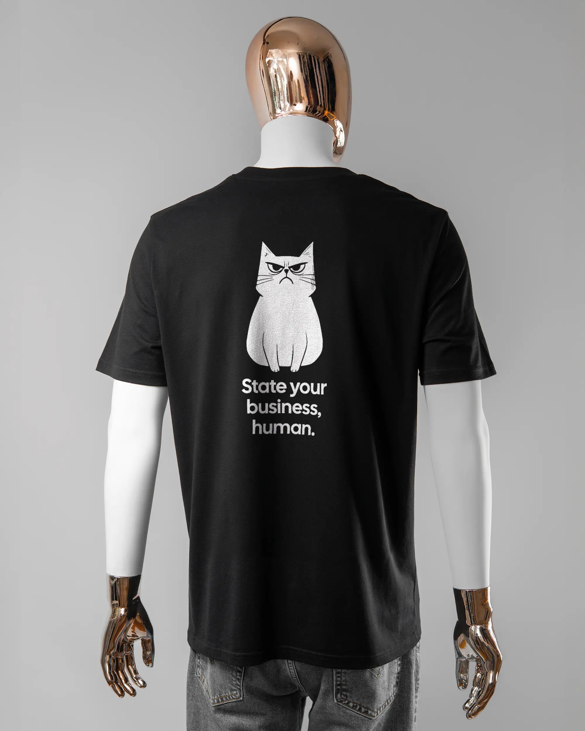 Rückseite des Organic Unisex T-Shirt Casual von Maondo mit dem Design Grumpy Purr in der Farbe Black und in der Größe L getragen von einer maskulinen Puppe