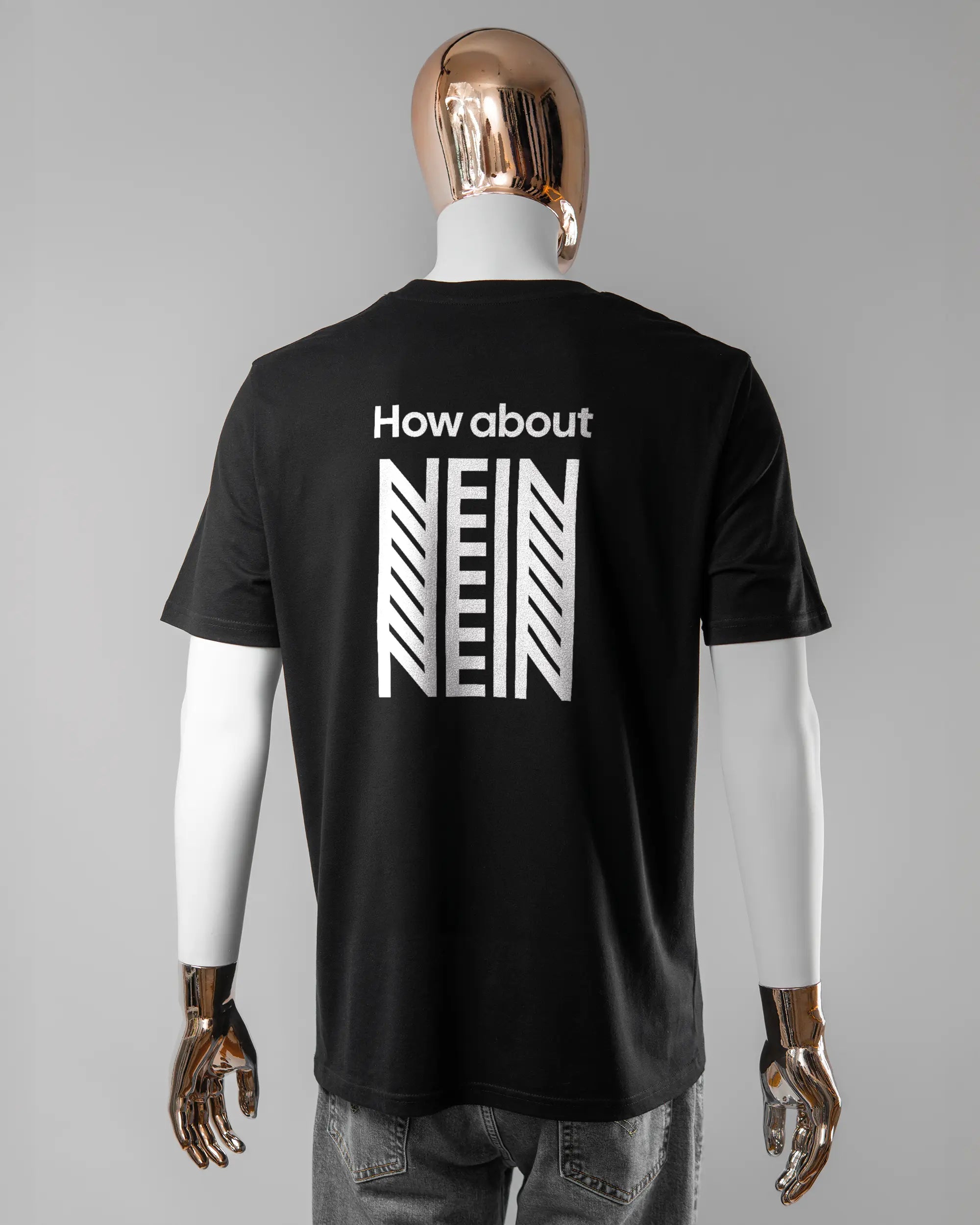 Rückseite des Organic Unisex T-Shirt Casual von Maondo mit dem Design How about nein in der Farbe Black und in der Größe L getragen von einer maskulinen Puppe