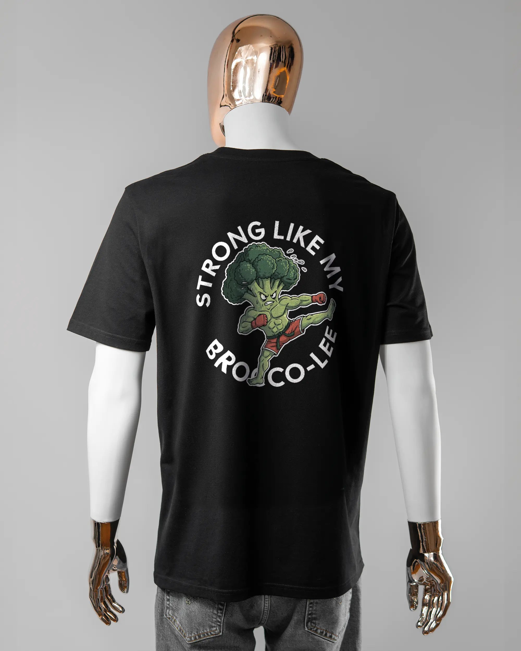 Rückseite des Organic Unisex T-Shirt Casual von Maondo mit dem Design Brocco-Lee in der Farbe Black und in der Größe L getragen von einer maskulinen Puppe