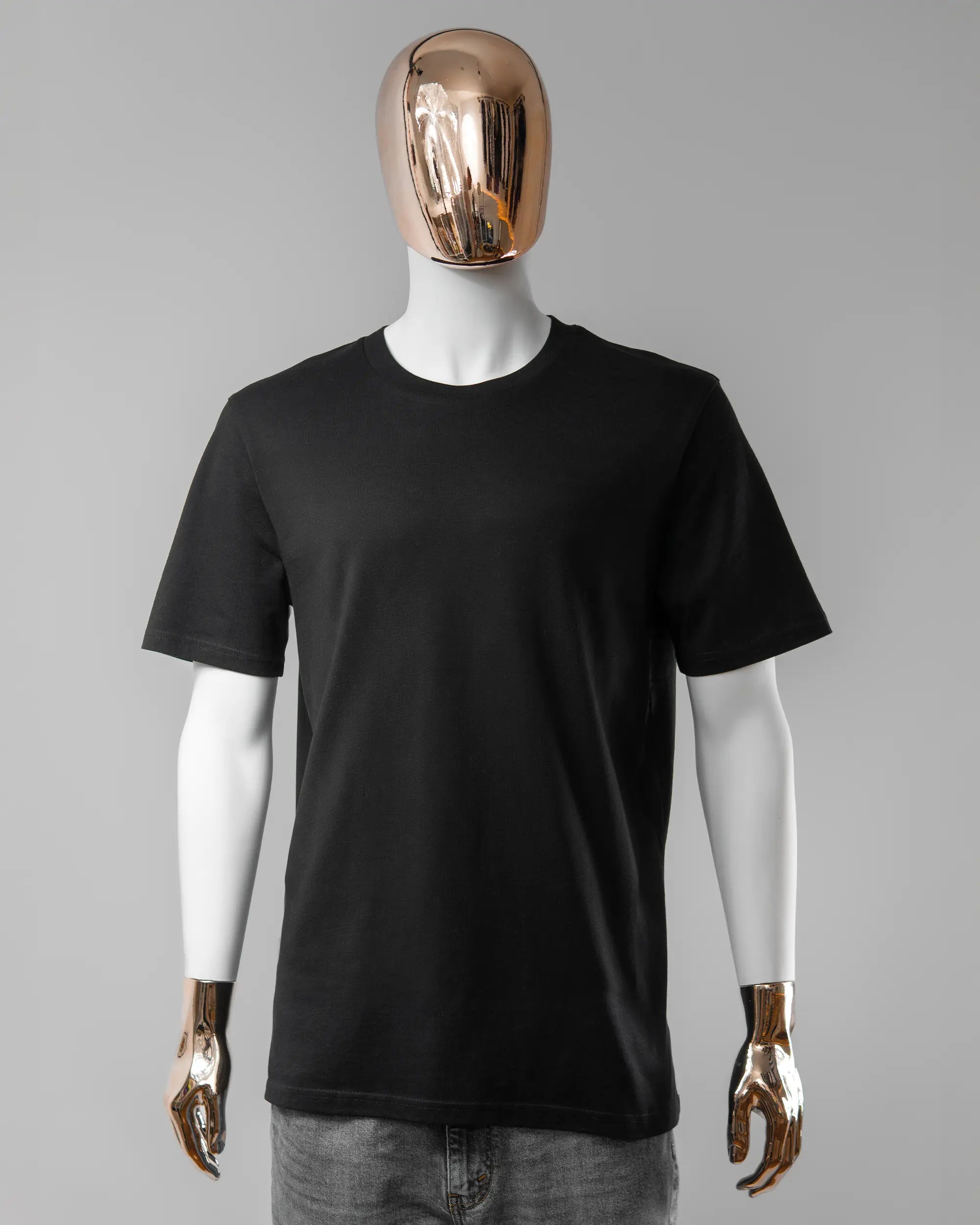 Vorderseite des Organic Unisex T-Shirt Casual von Maondo ohne Motiv in der Farbe Black und in der Größe L getragen von einer maskulinen Puppe