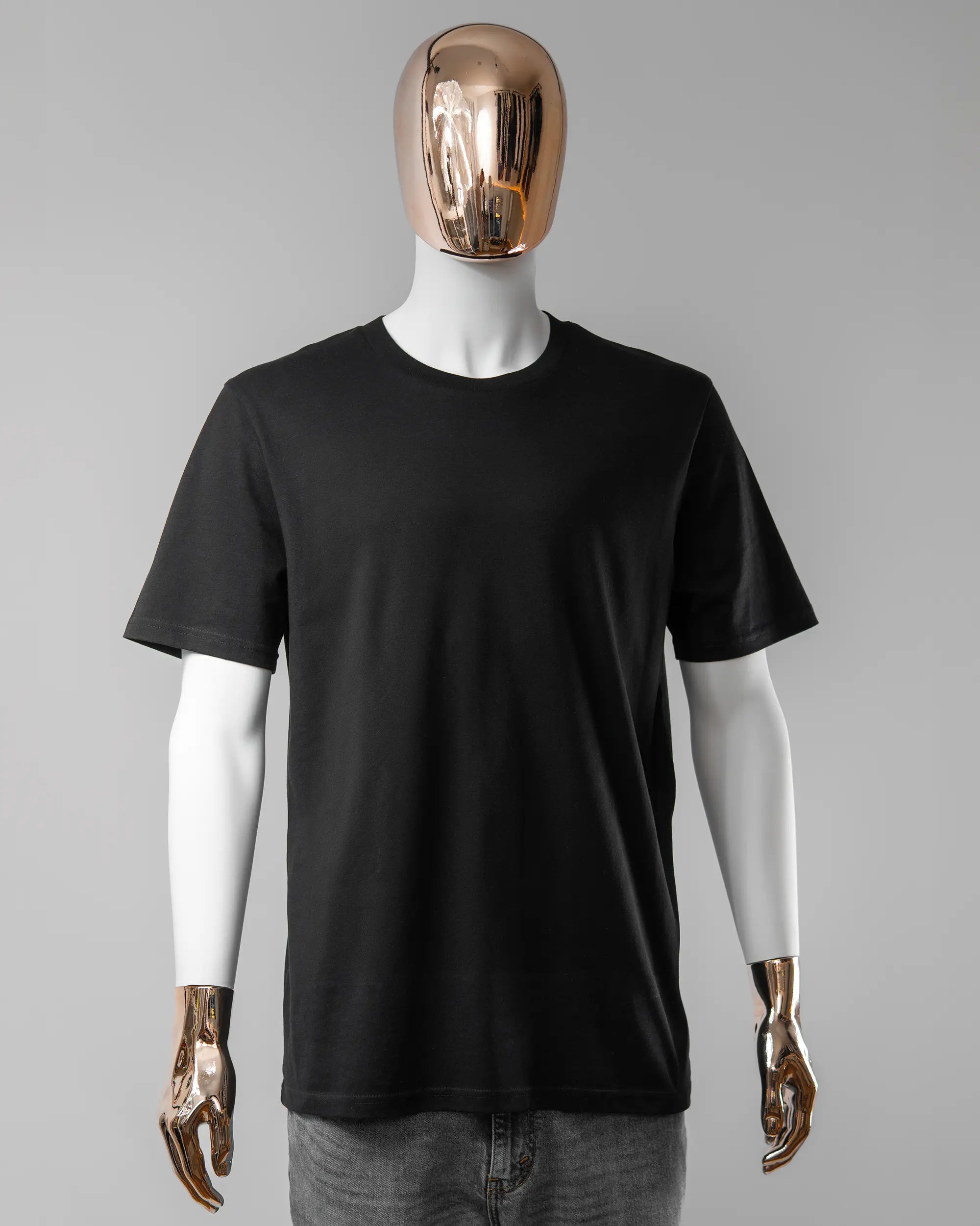 Vorderseite des Organic Unisex T-Shirt Casual von Maondo ohne Motiv in der Farbe Black und in der Größe L getragen von einer maskulinen Puppe