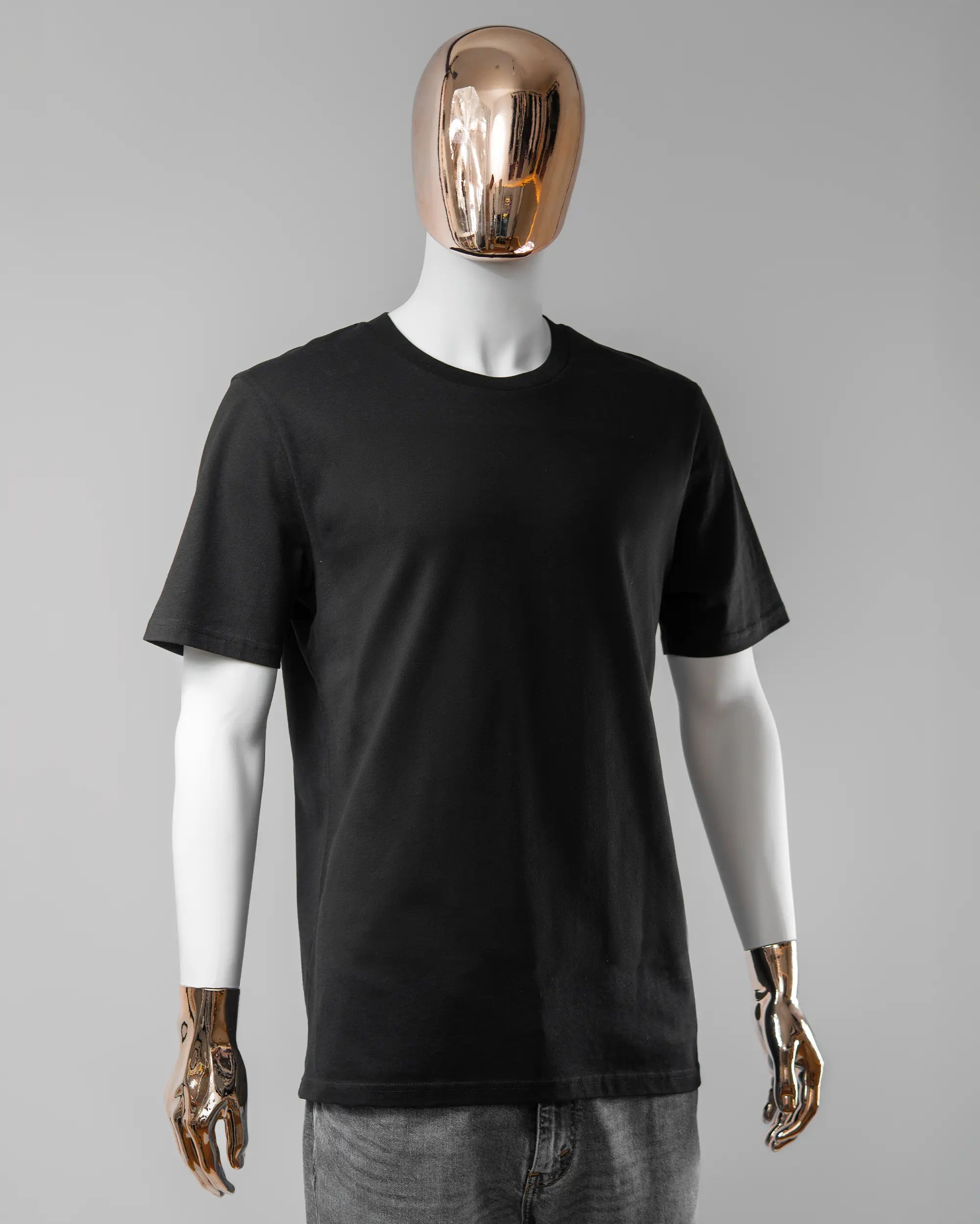 Vorderseite des Organic Unisex T-Shirt Casual von Maondo ohne Motiv in der Farbe Black und in der Größe L getragen von einer maskulinen Puppe