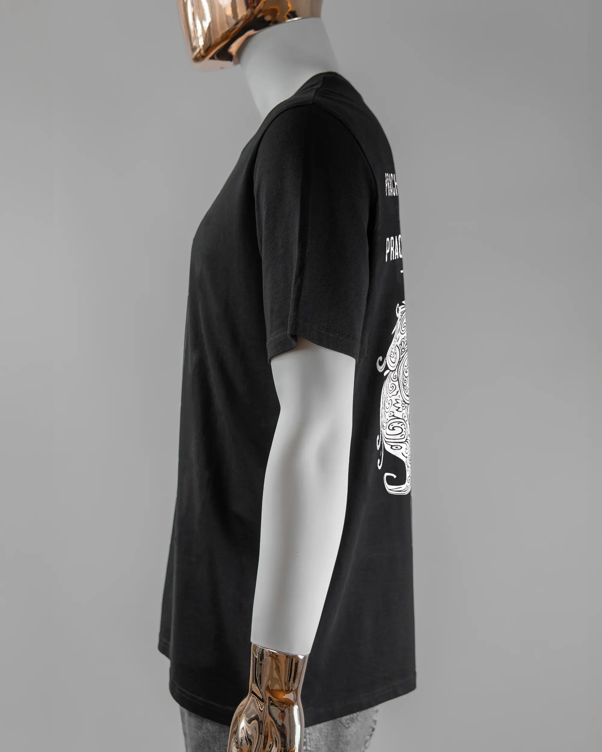 Seitenansicht des Organic Unisex T-Shirt Casual von Maondo mit dem Design Trachtentanz hinten in der Farbe Black und in der Größe L getragen von einer maskulinen Puppe
