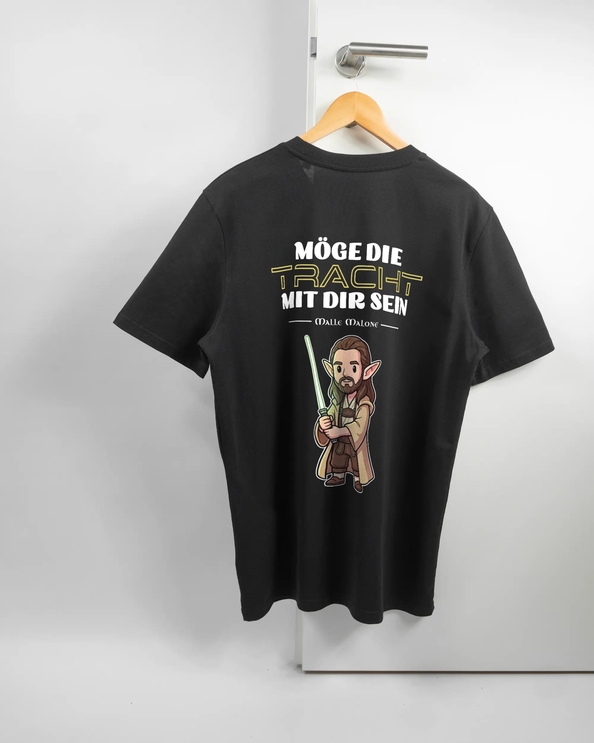 Rückseite des Organic Unisex T-Shirt Casual von Maondo mit dem Design Tracht mit dir in der Farbe Black und in der Größe L auf einem Bügel an der Türklinke aufgehängt