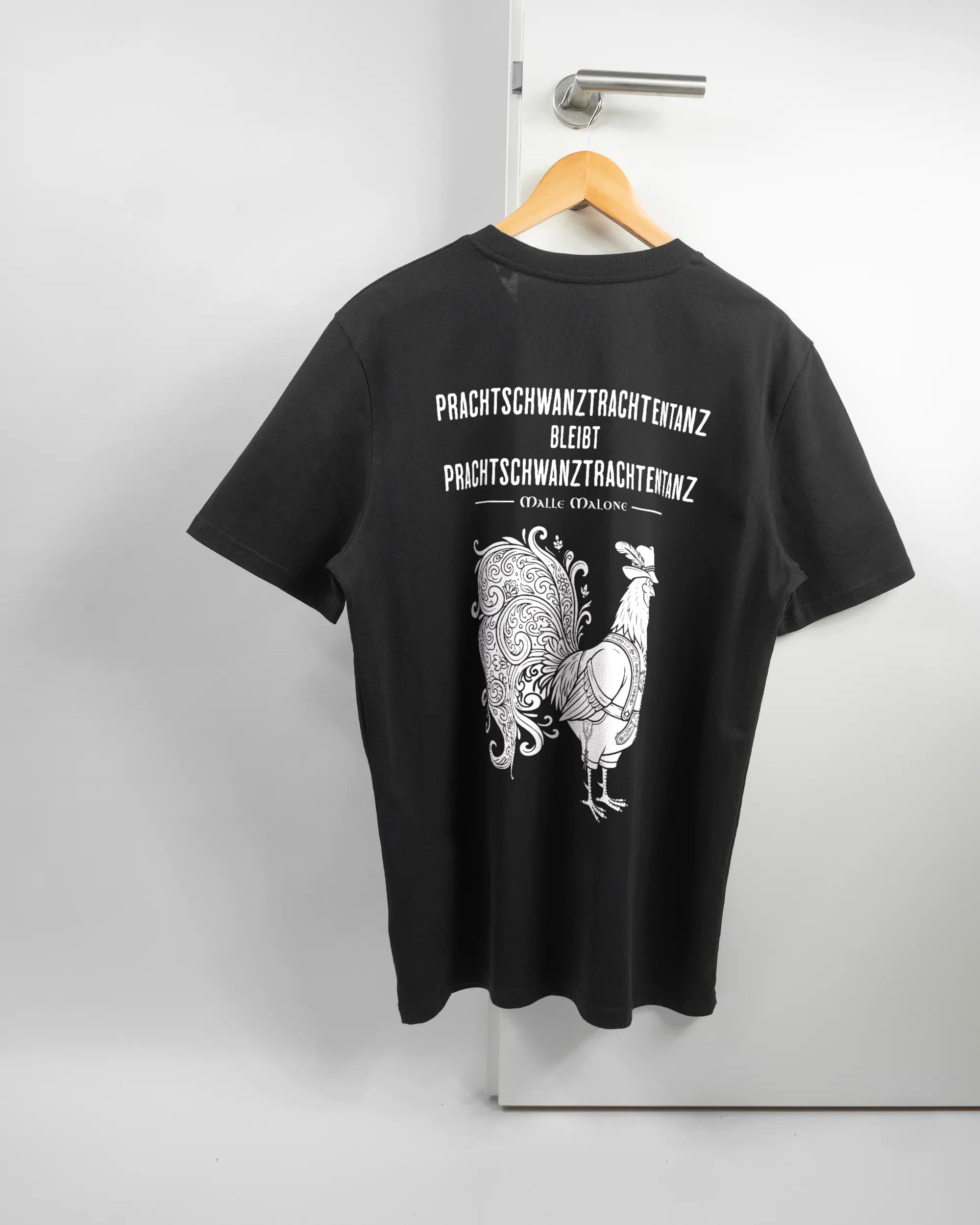 Rückseite des Organic Unisex T-Shirt Casual von Maondo mit dem Design Trachtentanz in der Farbe Black und in der Größe L auf einem Bügel an der Türklinke aufgehängt