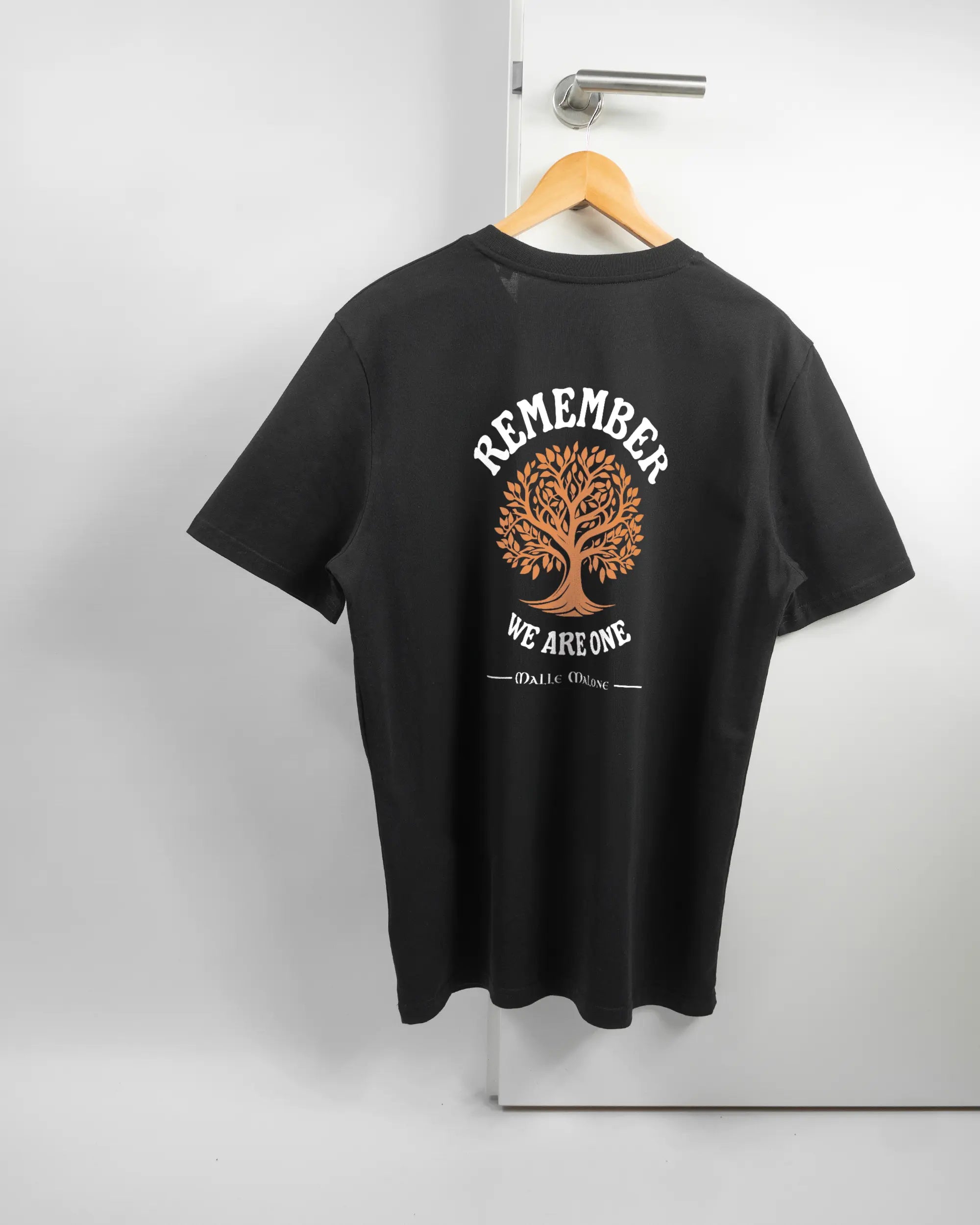 Rückseite des Organic Unisex T-Shirt Casual von Maondo mit dem Design We are one in der Farbe Black und in der Größe L auf einem Bügel an der Türklinke aufgehängt
