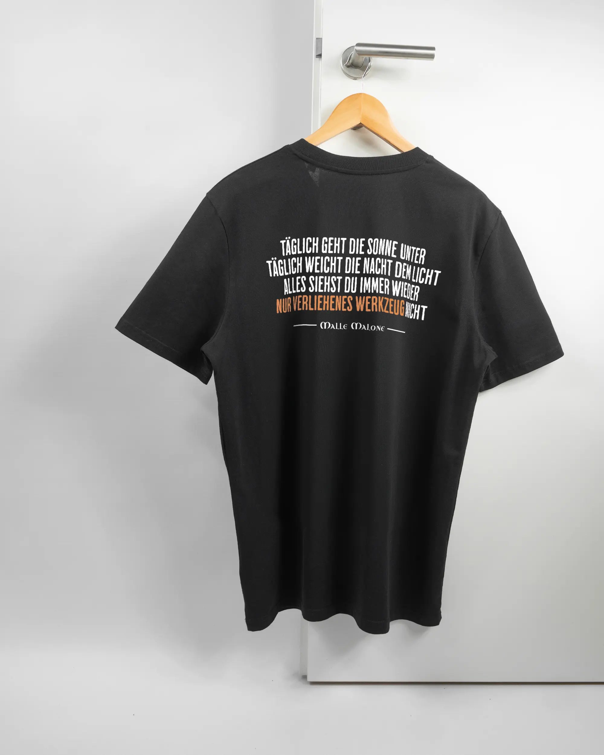 Rückseite des Organic Unisex T-Shirt Casual von Maondo mit dem Design Wegzeug in der Farbe Black und in der Größe L auf einem Bügel an der Türklinke aufgehängt