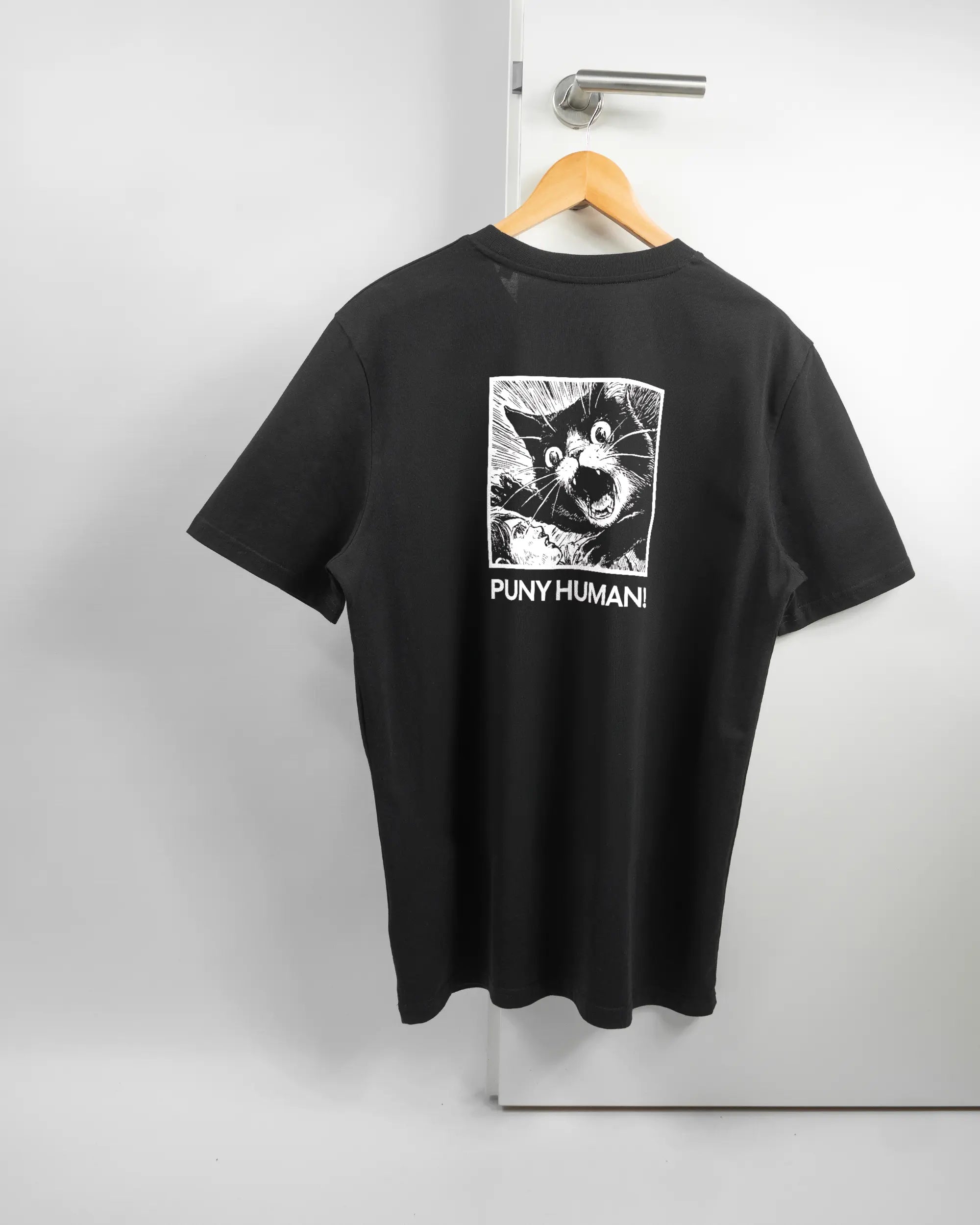 Rückseite des Organic Unisex T-Shirt Casual von Maondo mit dem Design Puny Human in der Farbe Black und in der Größe L auf einem Bügel an der Türklinke aufgehängt