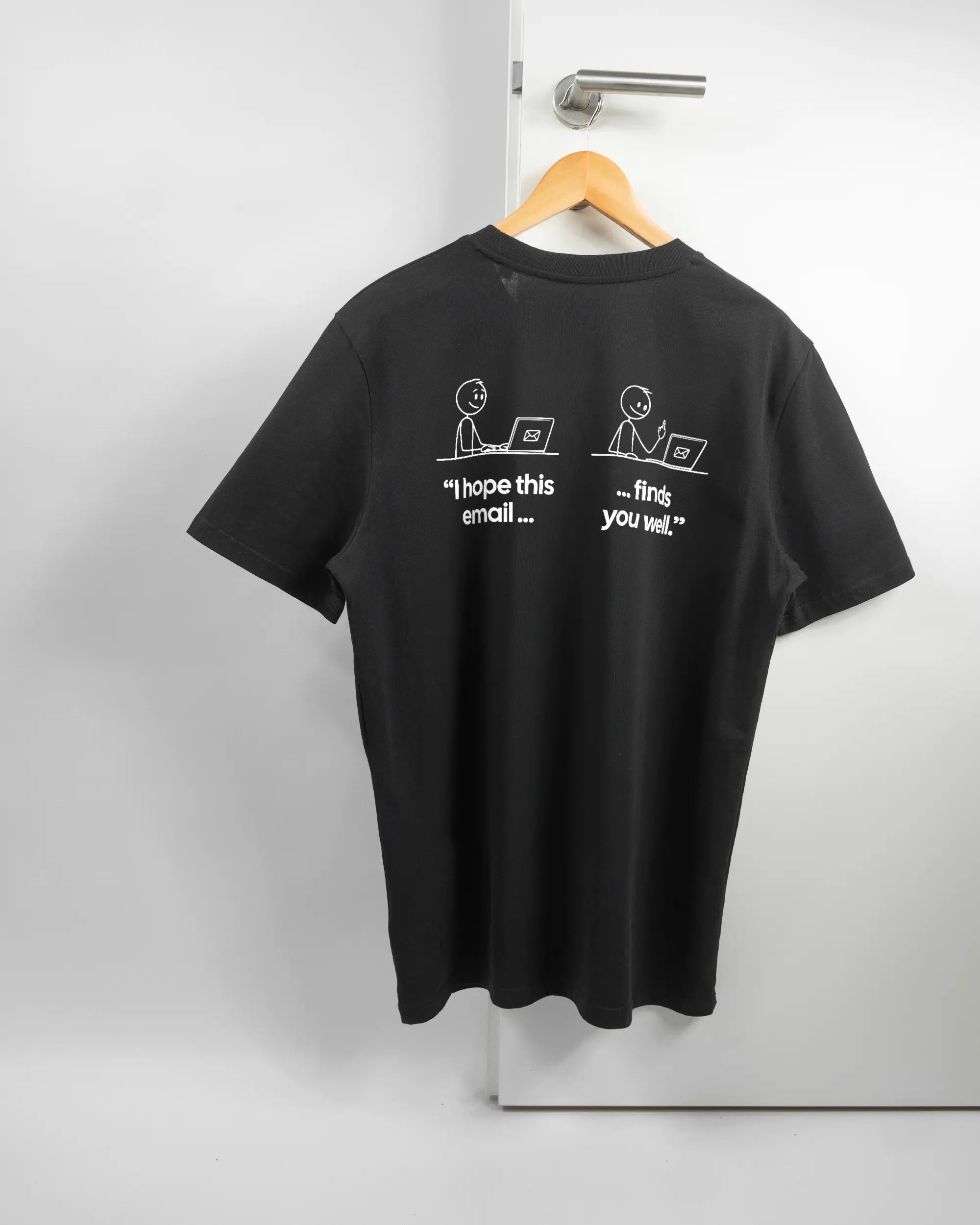 Rückseite des Organic Unisex T-Shirt Casual von Maondo mit dem Design Found me not well in der Farbe Black und in der Größe L auf einem Bügel an der Türklinke aufgehängt