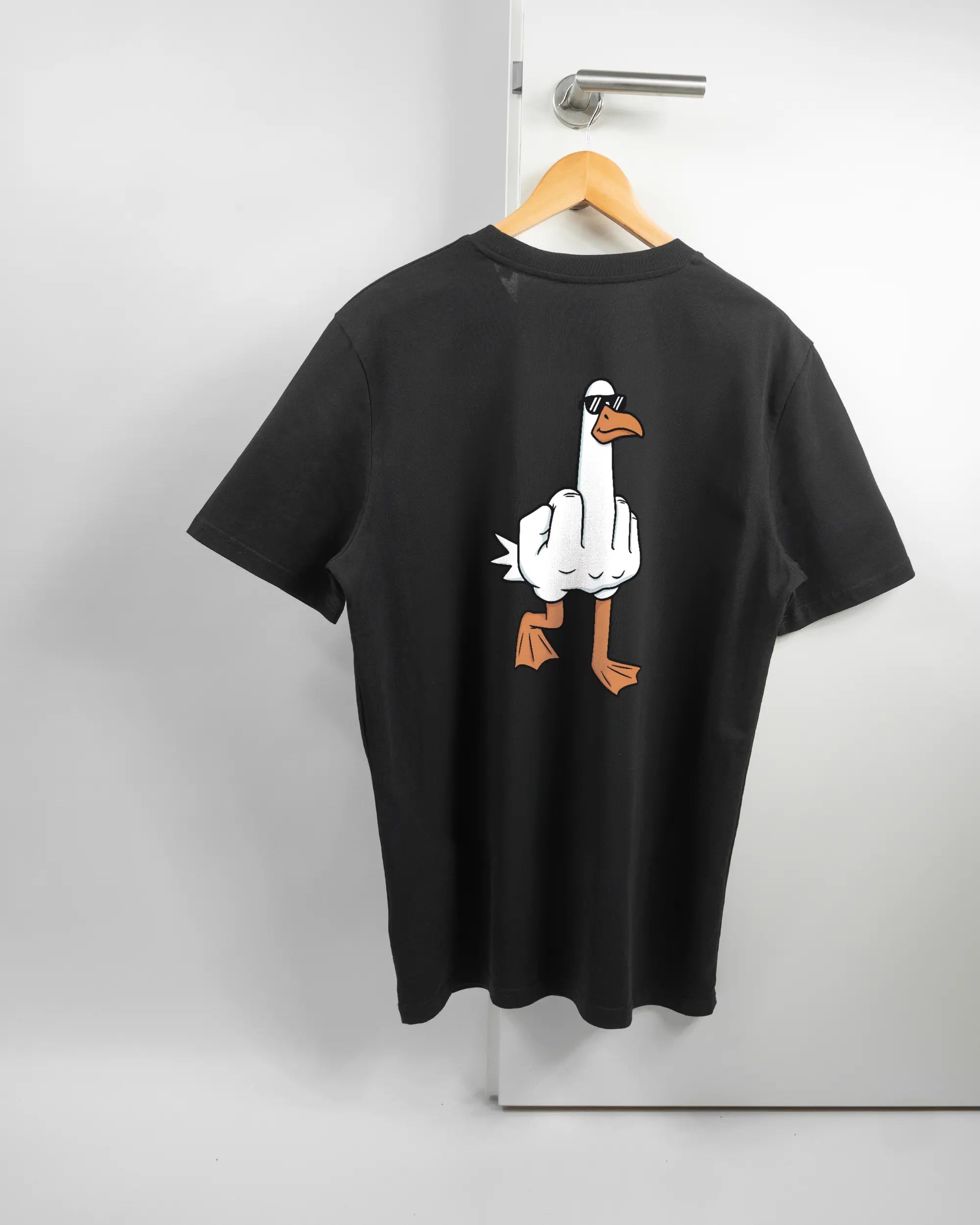 Rückseite des Organic Unisex T-Shirt Casual von Maondo mit dem Design I give a duck in der Farbe Black und in der Größe L auf einem Bügel an der Türklinke aufgehängt