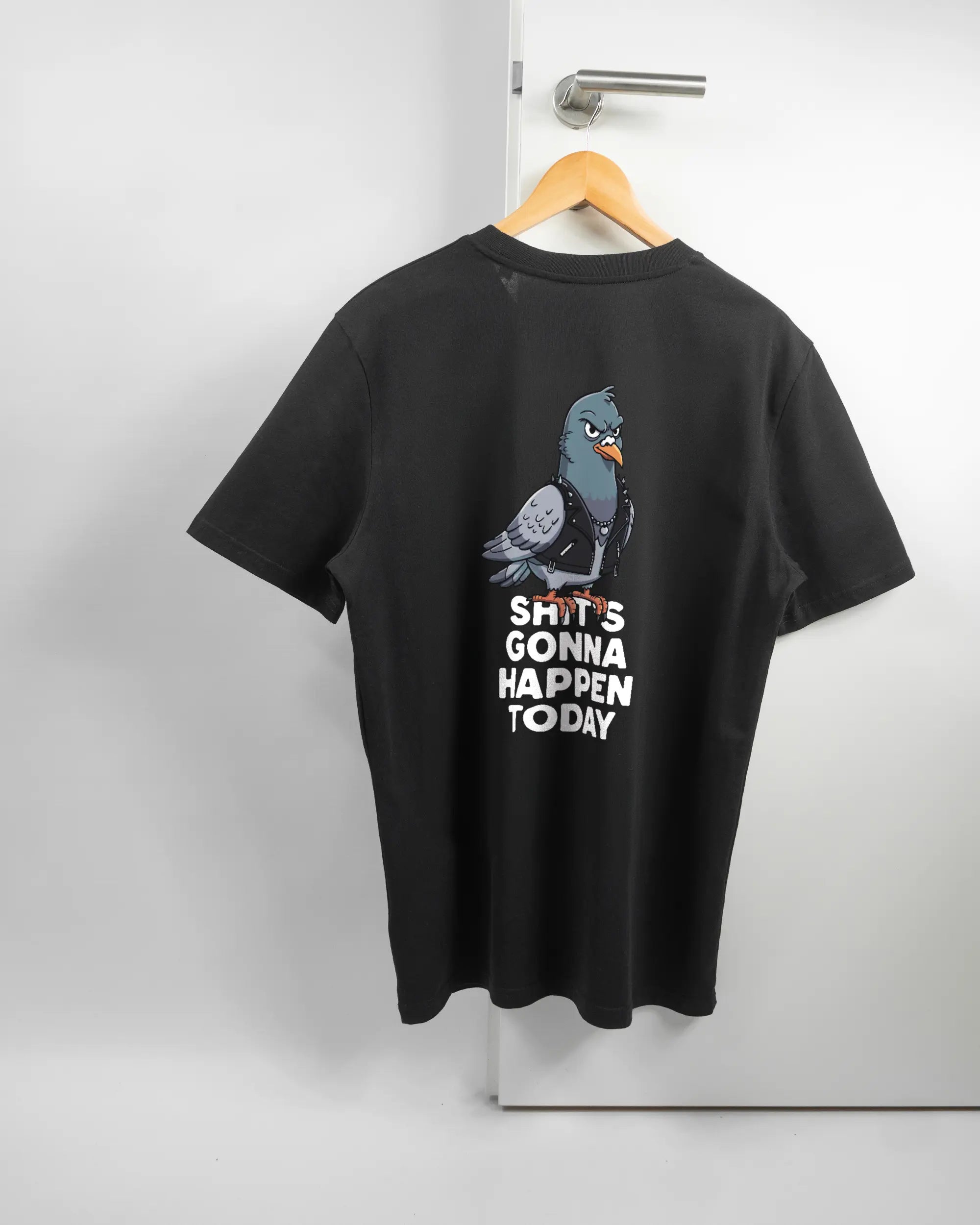 Rückseite des Organic Unisex T-Shirt Casual von Maondo mit dem Design Pigeon Pun in der Farbe Black und in der Größe L auf einem Bügel an der Türklinke aufgehängt