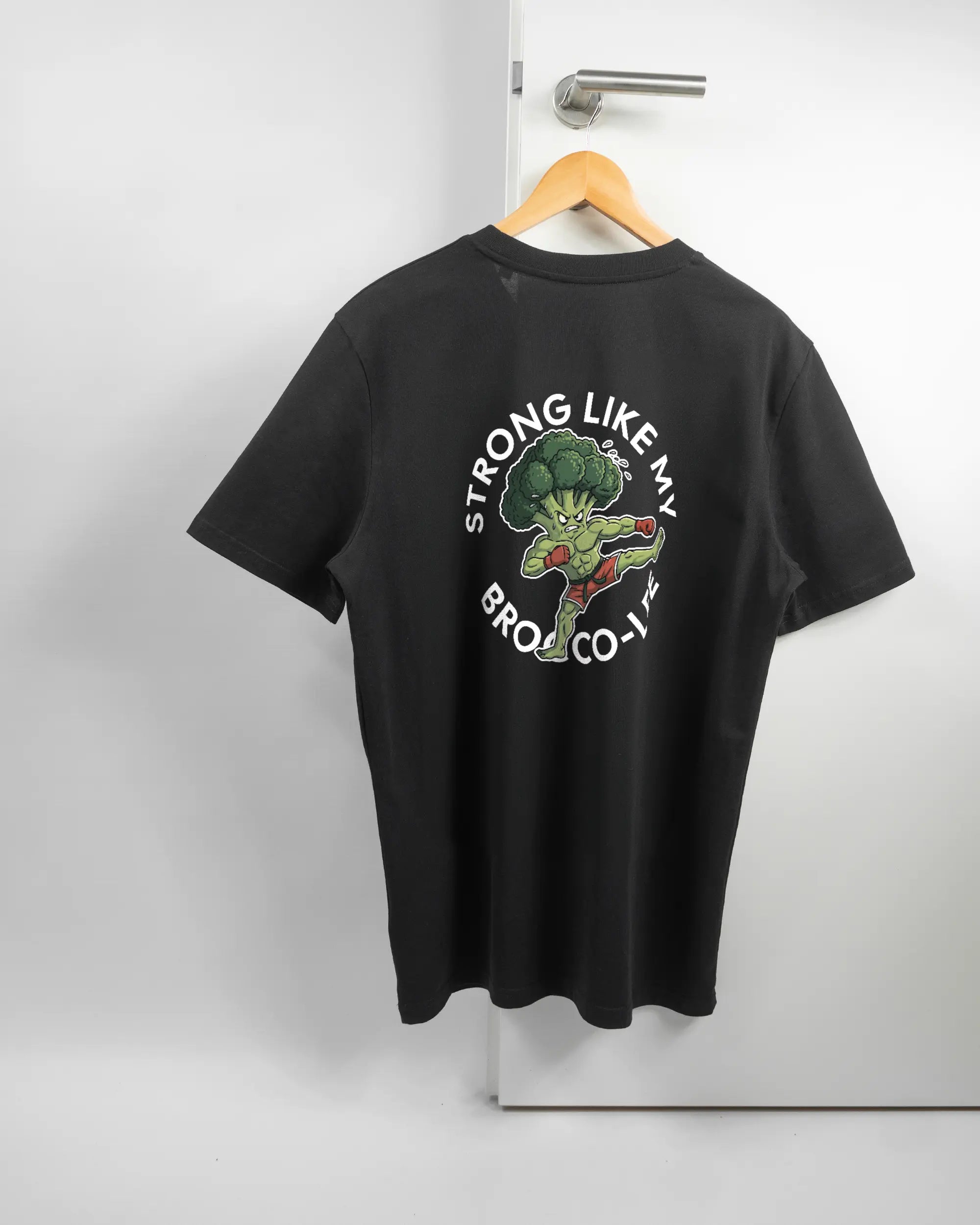 Rückseite des Organic Unisex T-Shirt Casual von Maondo mit dem Design Brocco-Lee in der Farbe Black und in der Größe L auf einem Bügel an der Türklinke aufgehängt