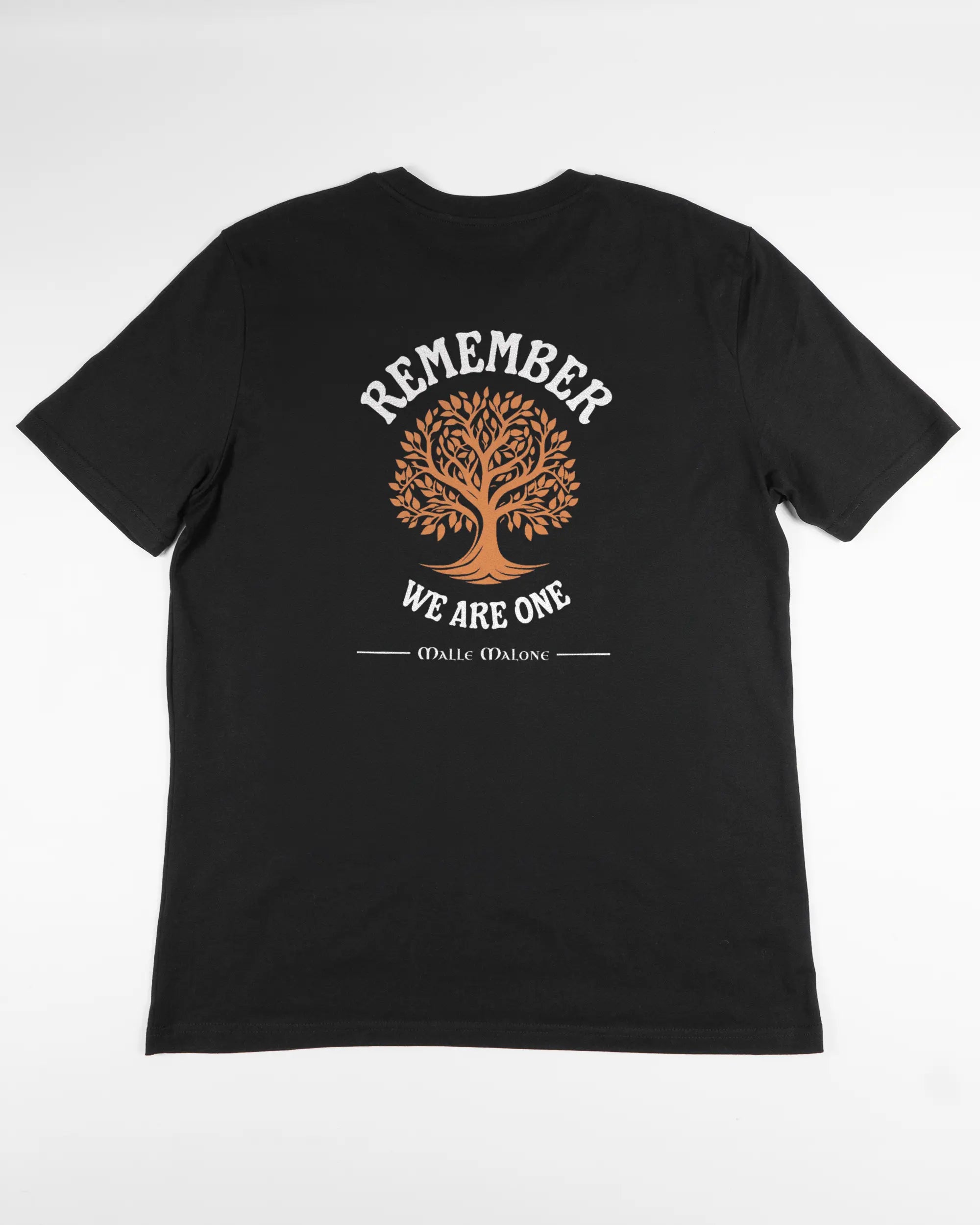 Rückseite des Organic Unisex T-Shirt Casual von Maondo mit dem Design We are one in der Farbe Black und in der Größe L flach auf den Boden gelegt