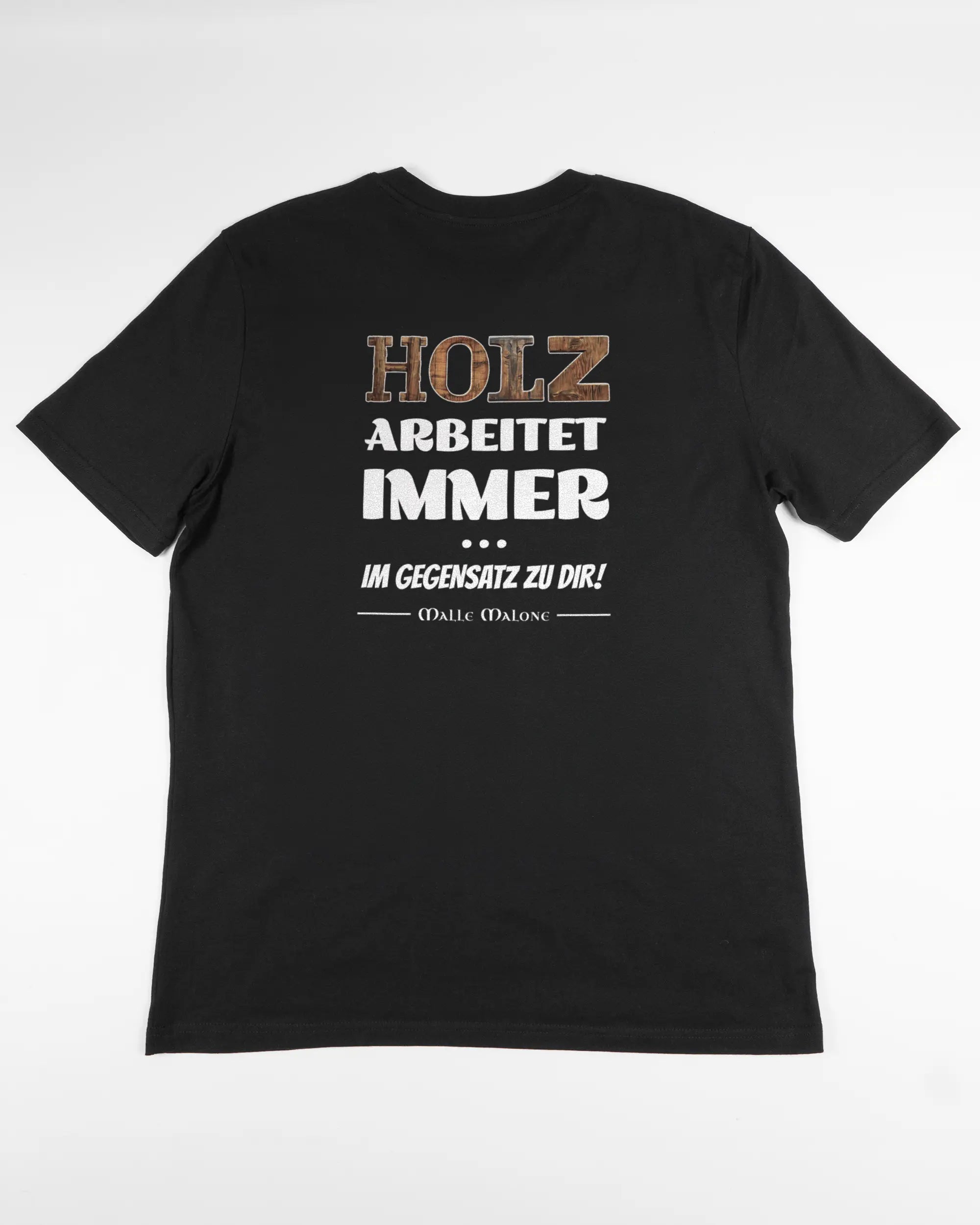 Rückseite des Organic Unisex T-Shirt Casual von Maondo mit dem Design Holzarbeit in der Farbe Black und in der Größe L flach auf den Boden gelegt