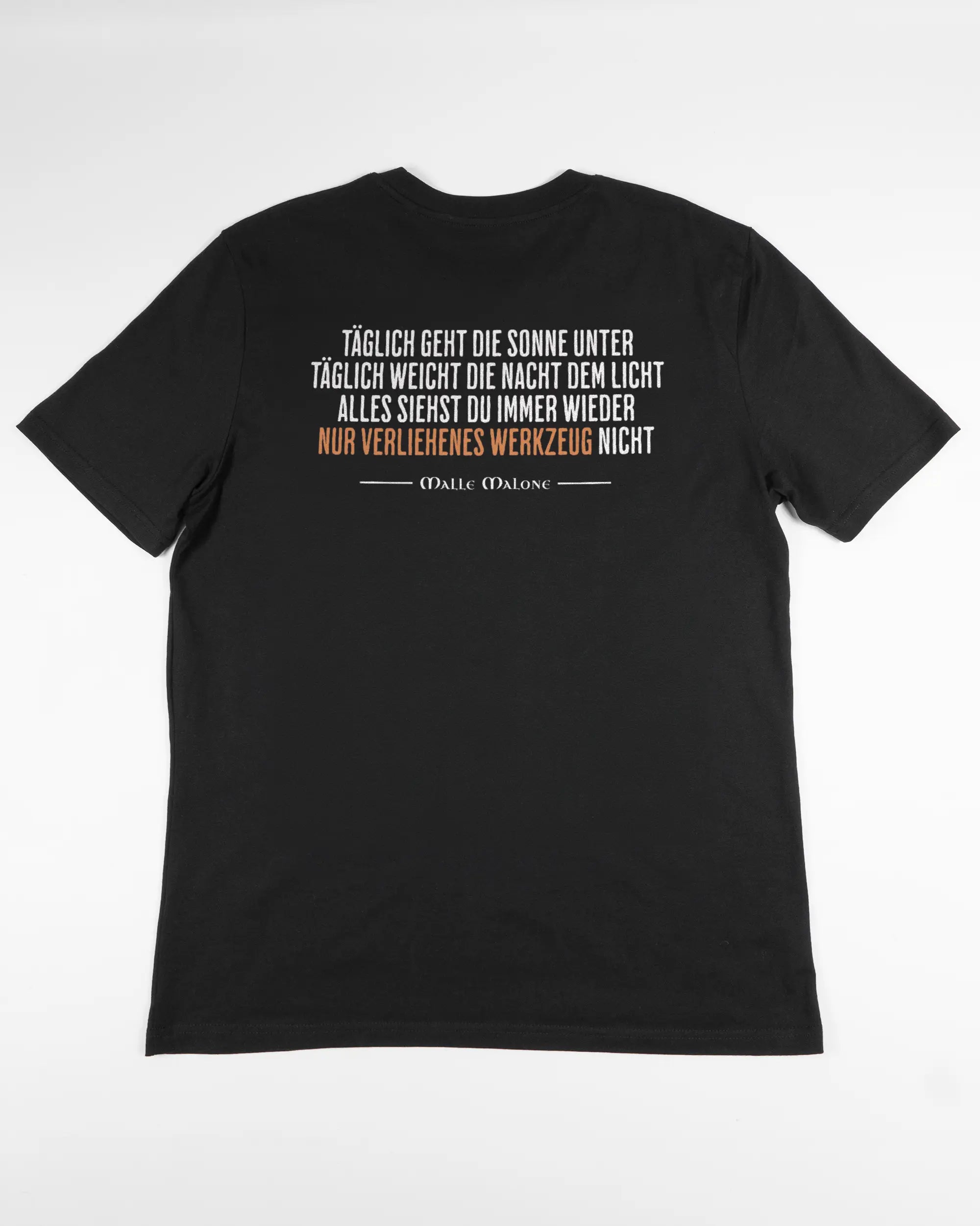 Rückseite des Organic Unisex T-Shirt Casual von Maondo mit dem Design Wegzeug in der Farbe Black und in der Größe L flach auf den Boden gelegt