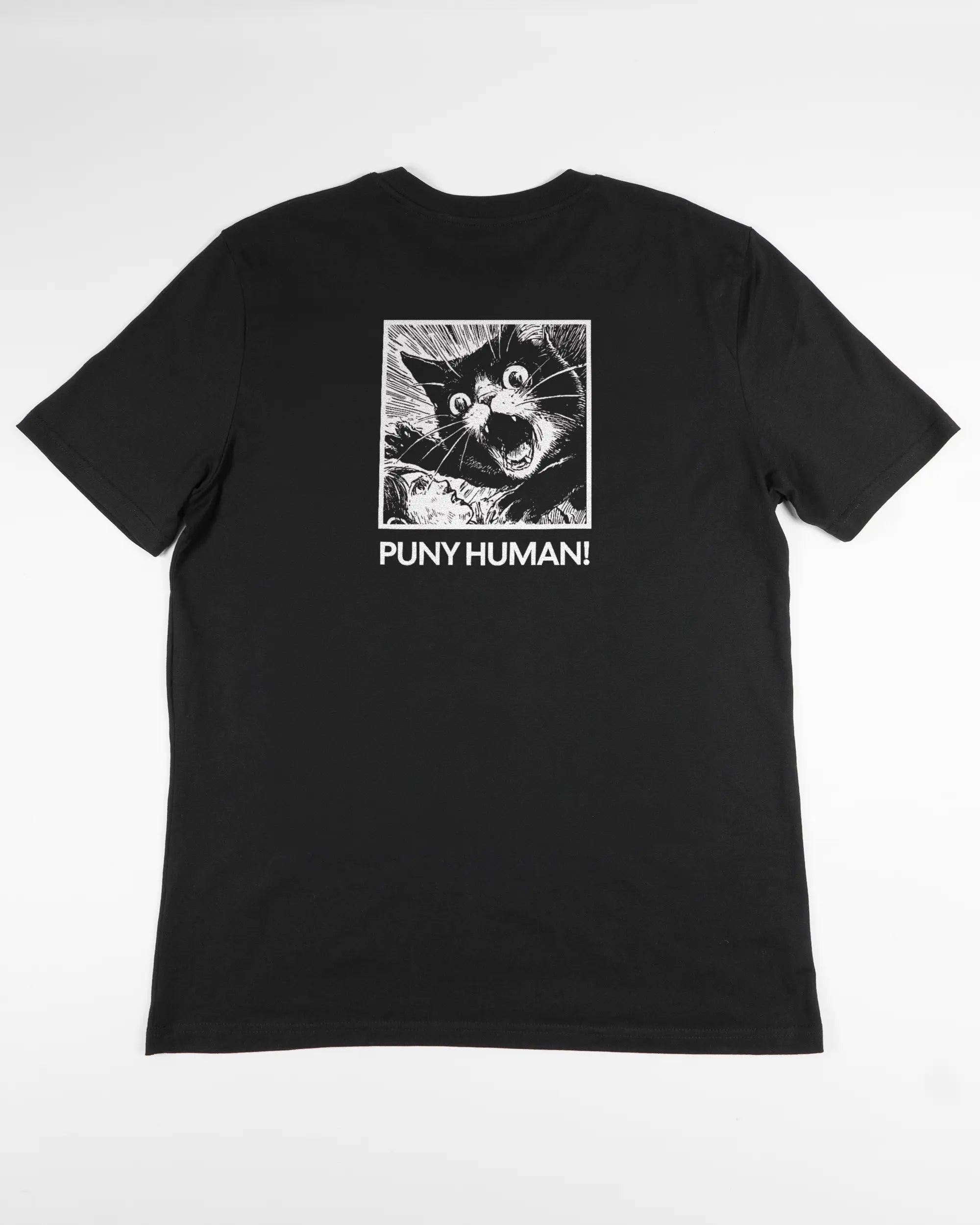 Rückseite des Organic Unisex T-Shirt Casual von Maondo mit dem Design Puny Human in der Farbe Black und in der Größe L flach auf den Boden gelegt